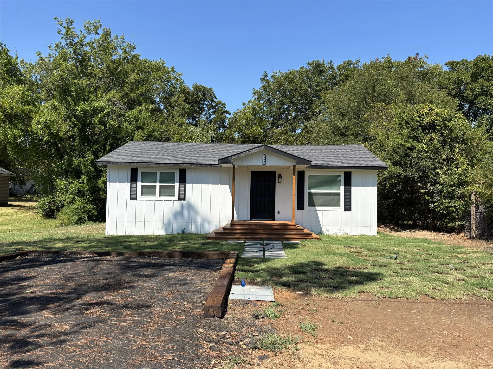 Single Family Residence For Rent in Van Zandt County , 205 N Main Street, Edgewood, Texas 75117, 2 Bedroom, 2 Bathroom, Garage spaces, 1,000 Sqft, built in 0, mls#21376206, Real Estate Agent in Edgewood, Homes For Rent in Van Zandt county, Homes For Rent in Edgewood, Realtor in Edgewood Texas, Real Estate Brokerage Independent Realty Texas, Luminita Cordes Realtor