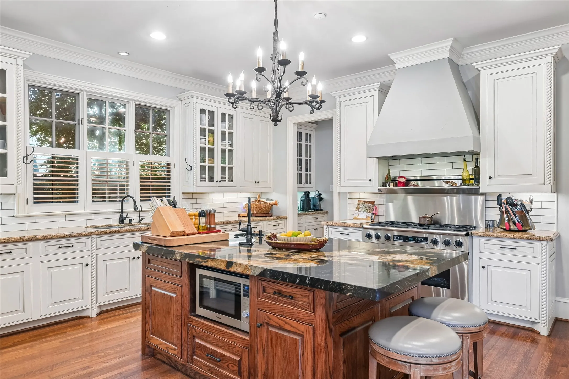 Single Family Residence For Sale in Dallas County , 3133 Purdue Avenue, University Park, Texas 75225, 5 Bedroom, 8 Bathroom, 2 Garage spaces, 6,376 Sqft, built in 2001, mls#21372986, Real Estate Agent in University Park, Homes For Sale in Dallas county, Homes For Sale in University Park, Realtor in University Park Texas, Real Estate Brokerage Independent Realty Texas, Luminita Cordes Realtor