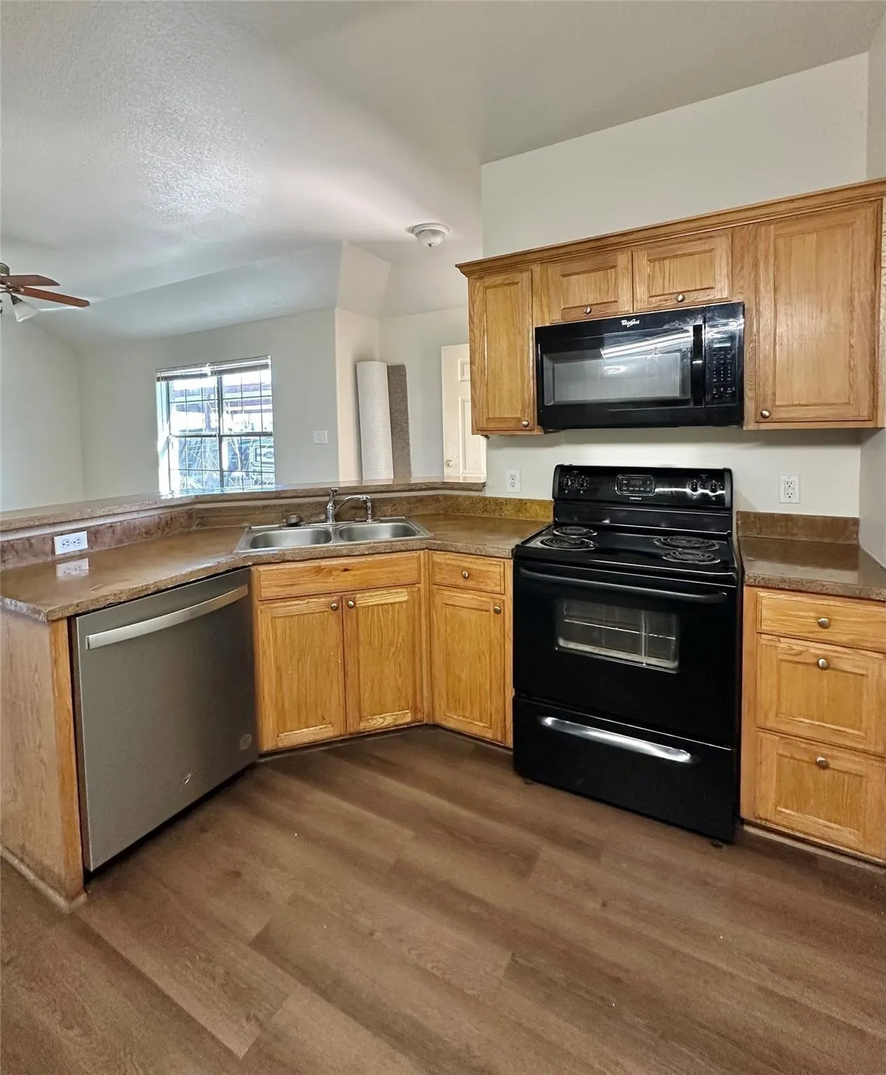 Apartment For Rent in Parker County , 130 Sunburst Court 132, Weatherford, Texas 76087, 3 Bedroom, 2 Bathroom, Garage spaces, 1,093 Sqft, built in 2009, mls#21350602, Real Estate Agent in Weatherford, Homes For Rent in Parker county, Homes For Rent in Weatherford, Realtor in Weatherford Texas, Real Estate Brokerage Independent Realty Texas, Luminita Cordes Realtor