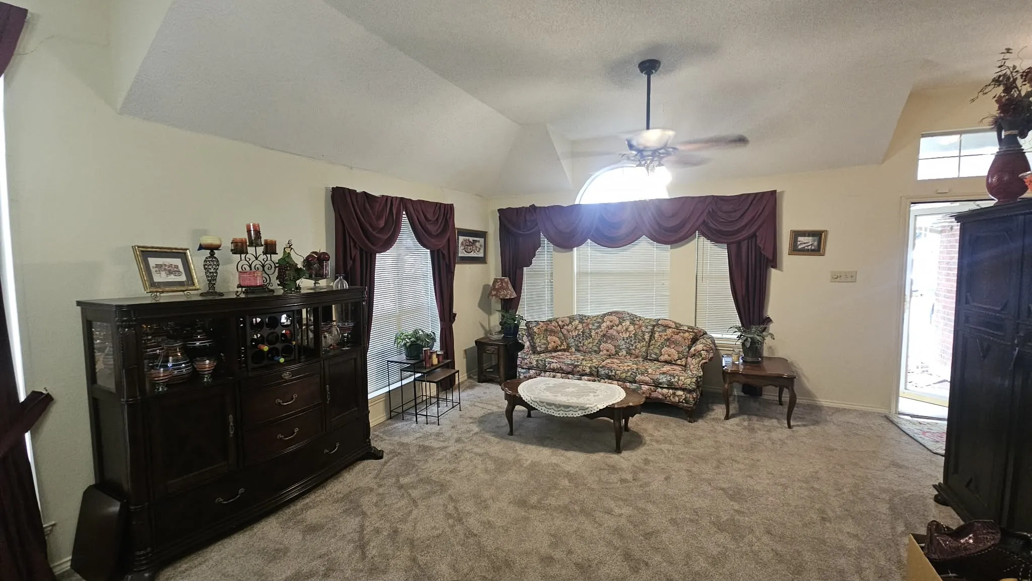 Single Family Residence For Sale in Tarrant County , 827 Quail Brook Drive, Arlington, Texas 76001, 3 Bedroom, 2 Bathroom, 2 Garage spaces, 1,800 Sqft, built in 1988, mls#21376208, Real Estate Agent in Arlington, Homes For Sale in Tarrant county, Homes For Sale in Arlington, Realtor in Arlington Texas, Real Estate Brokerage Independent Realty Texas, Luminita Cordes Realtor