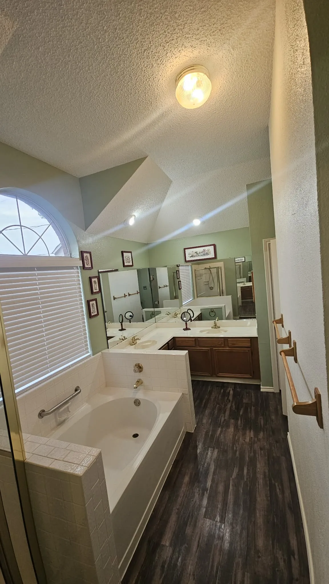 Single Family Residence For Sale in Tarrant County , 827 Quail Brook Drive, Arlington, Texas 76001, 3 Bedroom, 2 Bathroom, 2 Garage spaces, 1,800 Sqft, built in 1988, mls#21376208, Real Estate Agent in Arlington, Homes For Sale in Tarrant county, Homes For Sale in Arlington, Realtor in Arlington Texas, Real Estate Brokerage Independent Realty Texas, Luminita Cordes Realtor