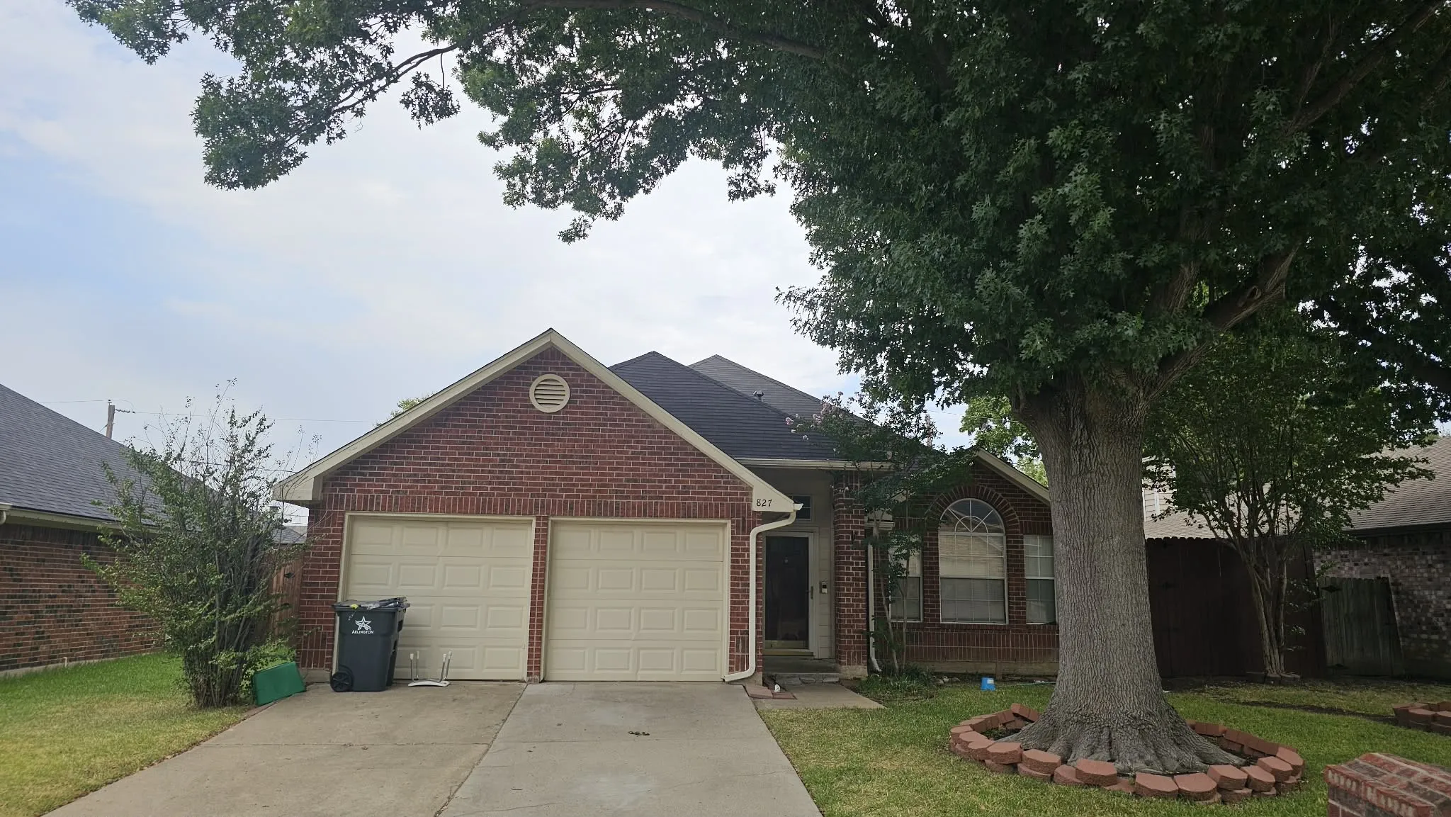 Single Family Residence For Sale in Tarrant County , 827 Quail Brook Drive, Arlington, Texas 76001, 3 Bedroom, 2 Bathroom, 2 Garage spaces, 1,800 Sqft, built in 1988, mls#21376208, Real Estate Agent in Arlington, Homes For Sale in Tarrant county, Homes For Sale in Arlington, Realtor in Arlington Texas, Real Estate Brokerage Independent Realty Texas, Luminita Cordes Realtor