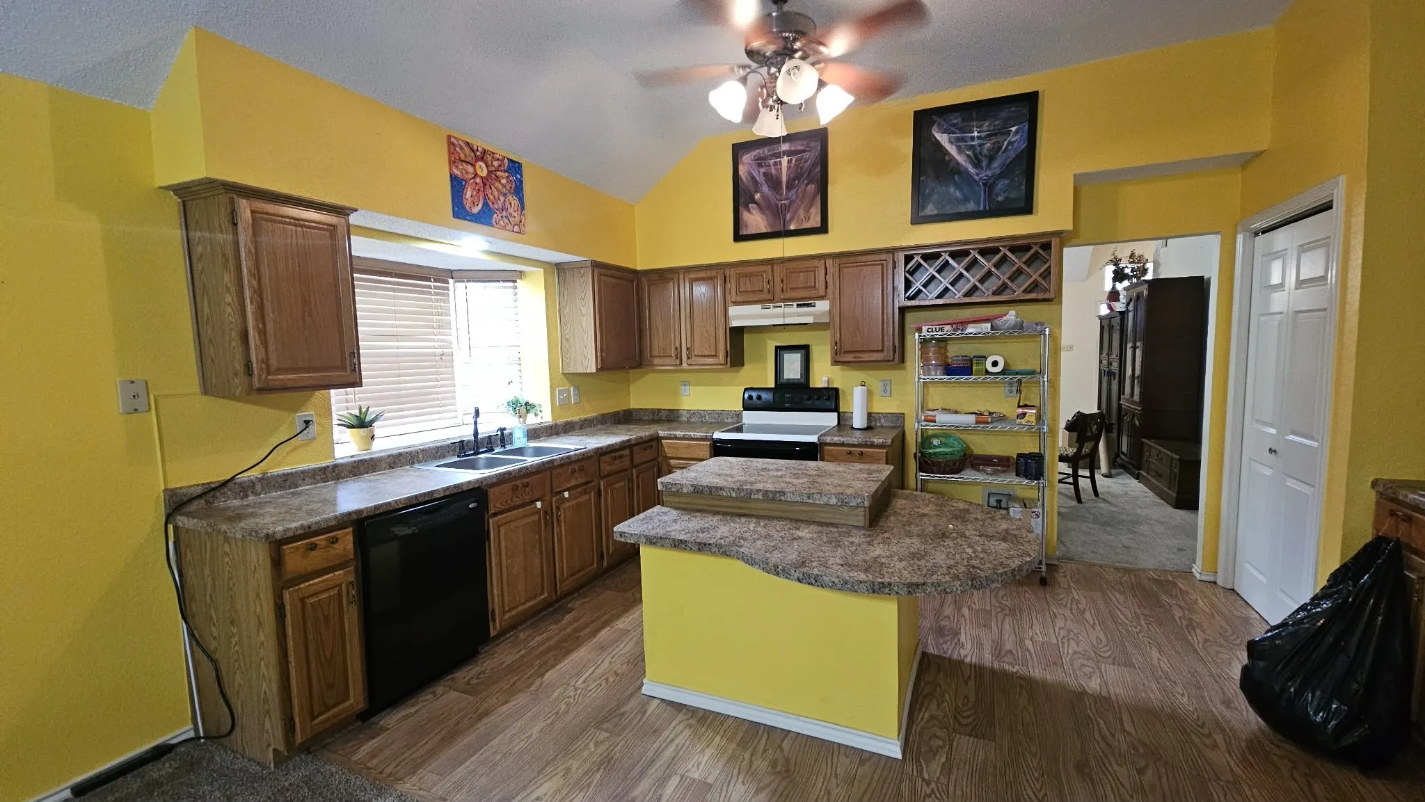 Single Family Residence For Sale in Tarrant County , 827 Quail Brook Drive, Arlington, Texas 76001, 3 Bedroom, 2 Bathroom, 2 Garage spaces, 1,800 Sqft, built in 1988, mls#21376208, Real Estate Agent in Arlington, Homes For Sale in Tarrant county, Homes For Sale in Arlington, Realtor in Arlington Texas, Real Estate Brokerage Independent Realty Texas, Luminita Cordes Realtor