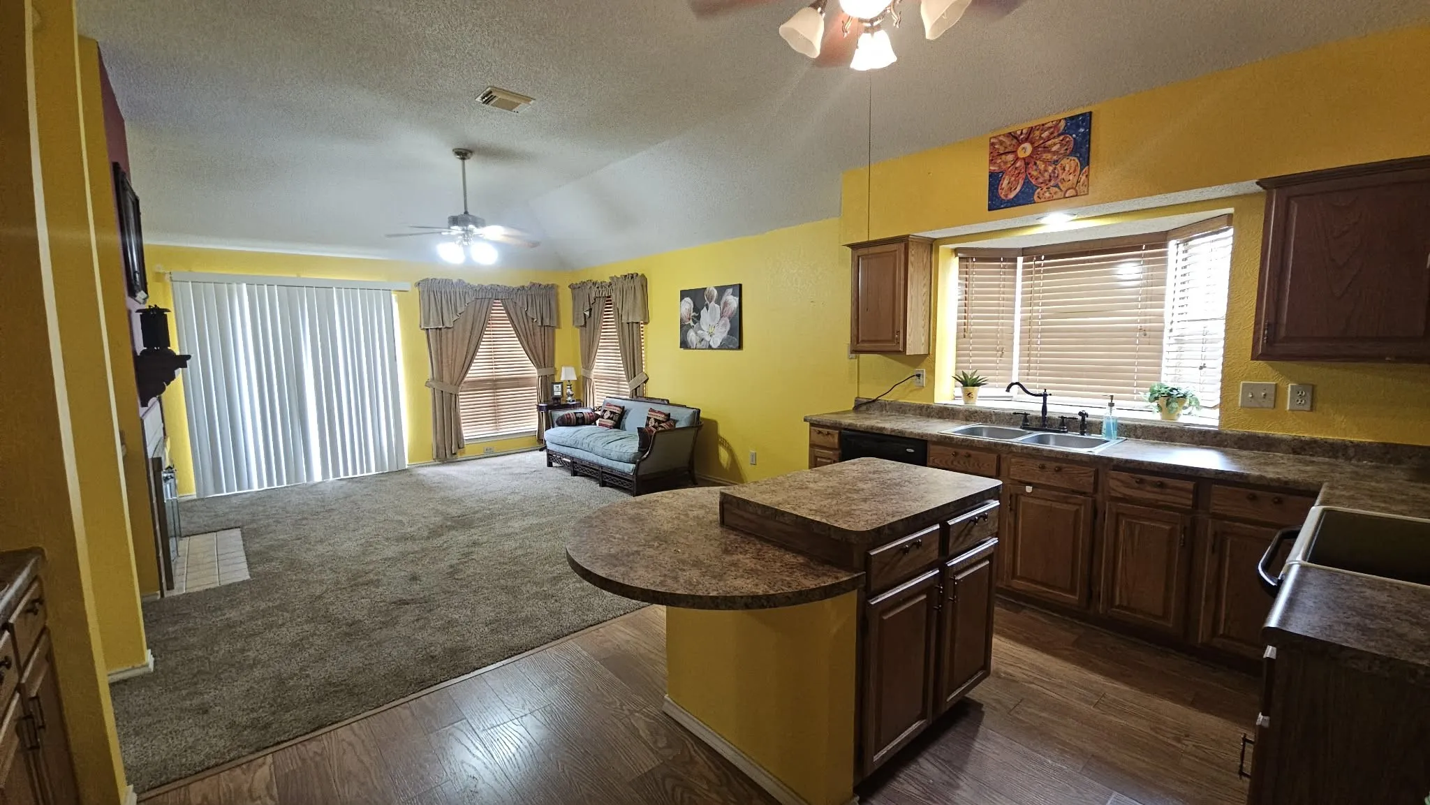 Single Family Residence For Sale in Tarrant County , 827 Quail Brook Drive, Arlington, Texas 76001, 3 Bedroom, 2 Bathroom, 2 Garage spaces, 1,800 Sqft, built in 1988, mls#21376208, Real Estate Agent in Arlington, Homes For Sale in Tarrant county, Homes For Sale in Arlington, Realtor in Arlington Texas, Real Estate Brokerage Independent Realty Texas, Luminita Cordes Realtor