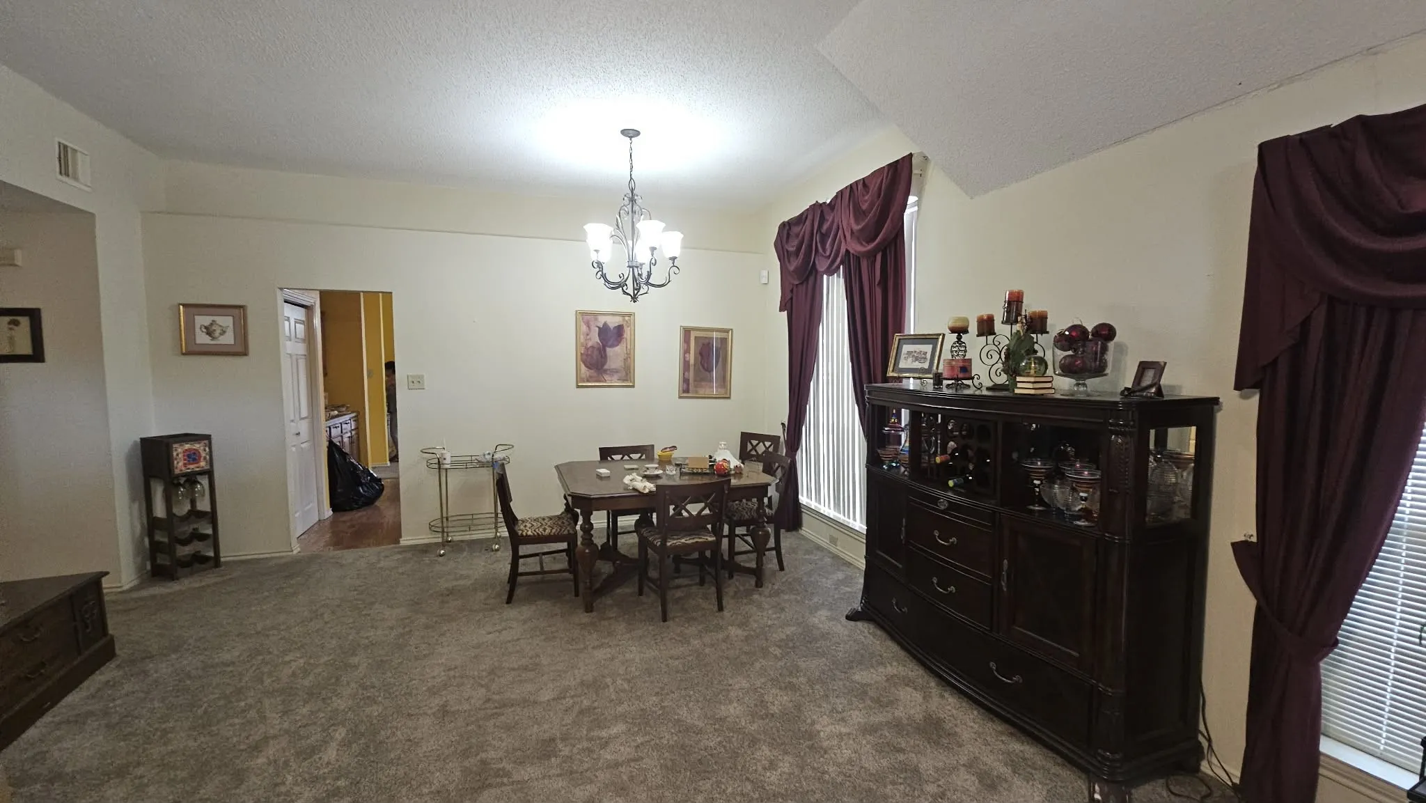 Single Family Residence For Sale in Tarrant County , 827 Quail Brook Drive, Arlington, Texas 76001, 3 Bedroom, 2 Bathroom, 2 Garage spaces, 1,800 Sqft, built in 1988, mls#21376208, Real Estate Agent in Arlington, Homes For Sale in Tarrant county, Homes For Sale in Arlington, Realtor in Arlington Texas, Real Estate Brokerage Independent Realty Texas, Luminita Cordes Realtor