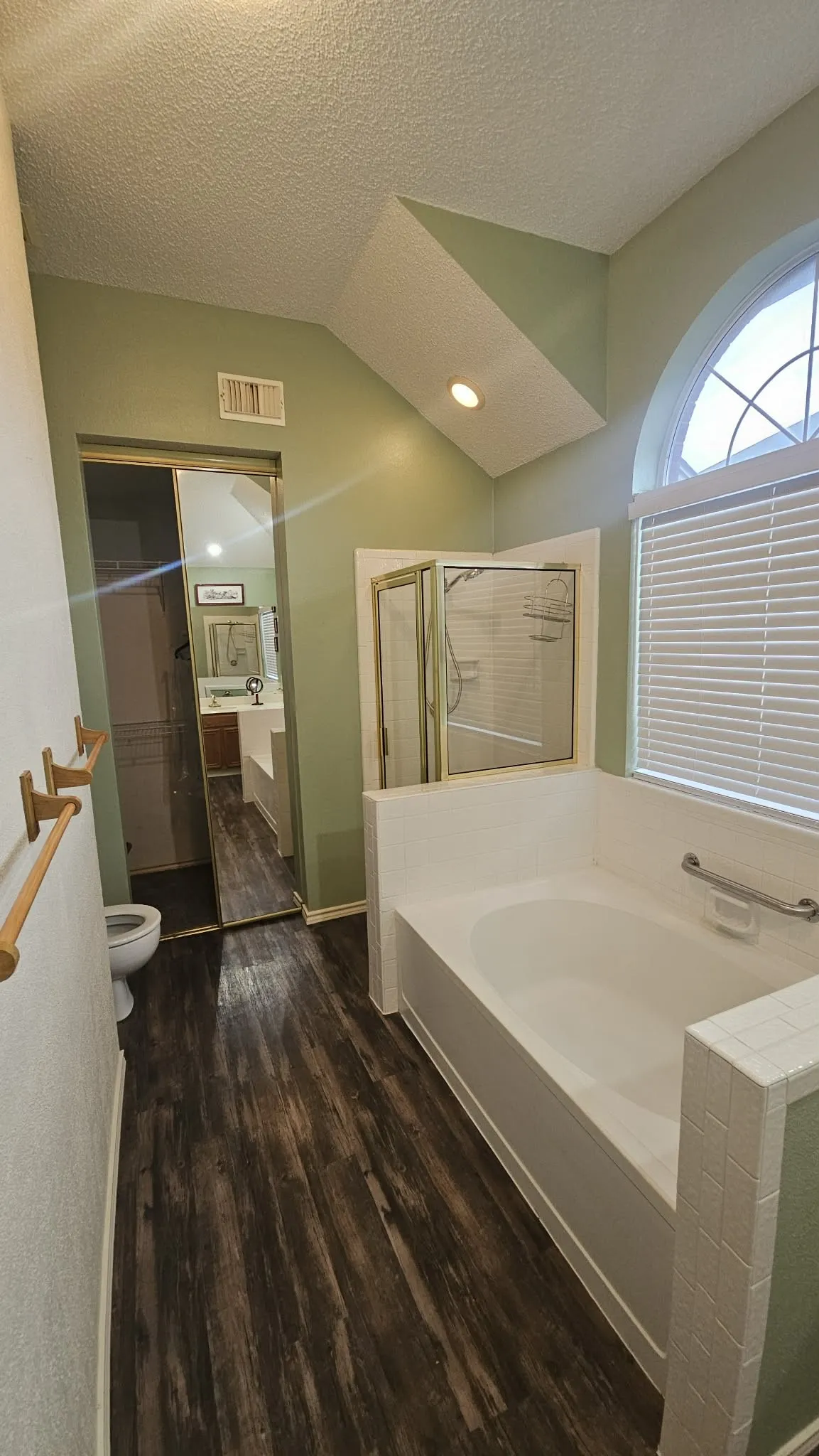 Single Family Residence For Sale in Tarrant County , 827 Quail Brook Drive, Arlington, Texas 76001, 3 Bedroom, 2 Bathroom, 2 Garage spaces, 1,800 Sqft, built in 1988, mls#21376208, Real Estate Agent in Arlington, Homes For Sale in Tarrant county, Homes For Sale in Arlington, Realtor in Arlington Texas, Real Estate Brokerage Independent Realty Texas, Luminita Cordes Realtor