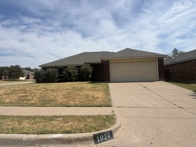 Single Family Residence For Rent in Johnson County , 1024 Carlin Lane, Burleson, Texas 76028, 4 Bedroom, 2 Bathroom, 2 Garage spaces, 1,664 Sqft, built in 2003, mls#21376262, Real Estate Agent in Burleson, Homes For Rent in Johnson county, Homes For Rent in Burleson, Realtor in Burleson Texas, Real Estate Brokerage Independent Realty Texas, Luminita Cordes Realtor