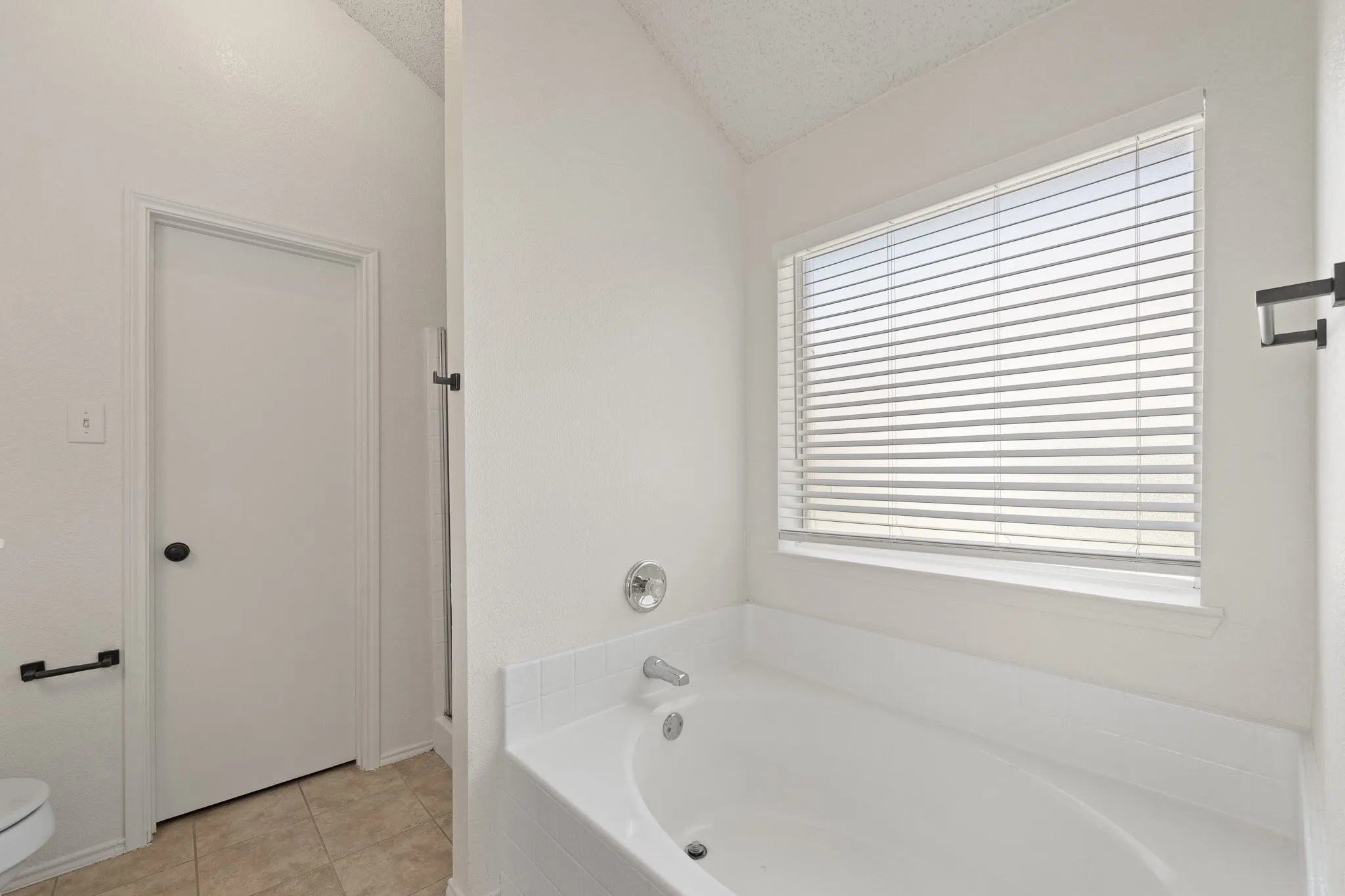 Single Family Residence For Sale in Johnson County , 832 Beaver Creek Drive, Burleson, Texas 76028, 3 Bedroom, 2 Bathroom, 2 Garage spaces, 1,617 Sqft, built in 2000, mls#21375231, Real Estate Agent in Burleson, Homes For Sale in Johnson county, Homes For Sale in Burleson, Realtor in Burleson Texas, Real Estate Brokerage Independent Realty Texas, Luminita Cordes Realtor