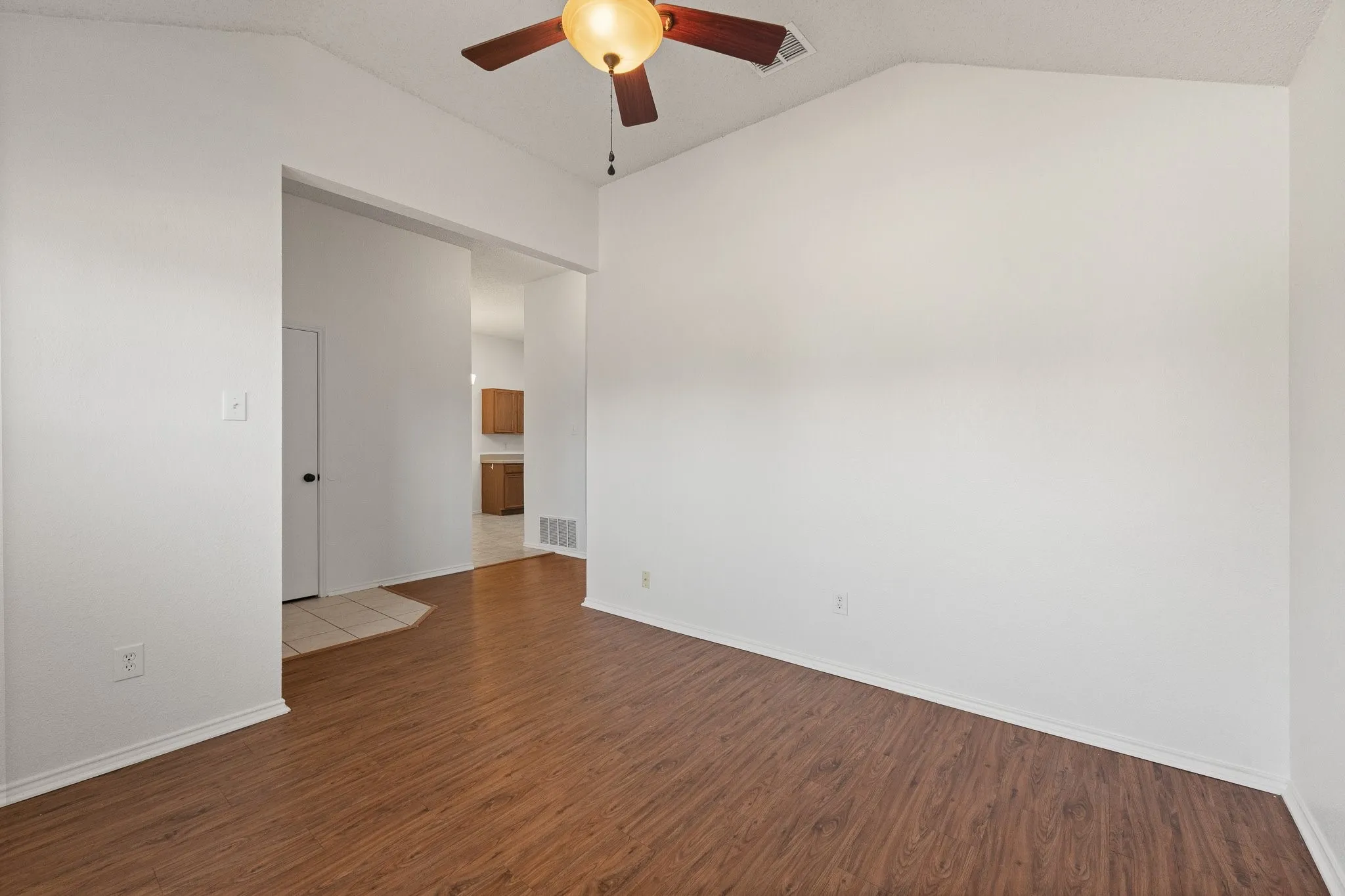Single Family Residence For Sale in Johnson County , 832 Beaver Creek Drive, Burleson, Texas 76028, 3 Bedroom, 2 Bathroom, 2 Garage spaces, 1,617 Sqft, built in 2000, mls#21375231, Real Estate Agent in Burleson, Homes For Sale in Johnson county, Homes For Sale in Burleson, Realtor in Burleson Texas, Real Estate Brokerage Independent Realty Texas, Luminita Cordes Realtor