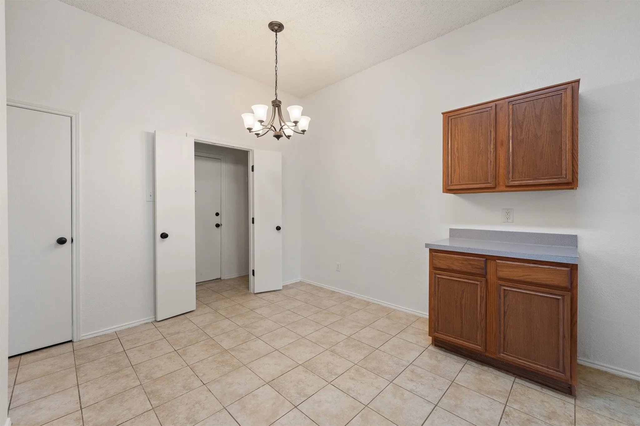 Single Family Residence For Sale in Johnson County , 832 Beaver Creek Drive, Burleson, Texas 76028, 3 Bedroom, 2 Bathroom, 2 Garage spaces, 1,617 Sqft, built in 2000, mls#21375231, Real Estate Agent in Burleson, Homes For Sale in Johnson county, Homes For Sale in Burleson, Realtor in Burleson Texas, Real Estate Brokerage Independent Realty Texas, Luminita Cordes Realtor