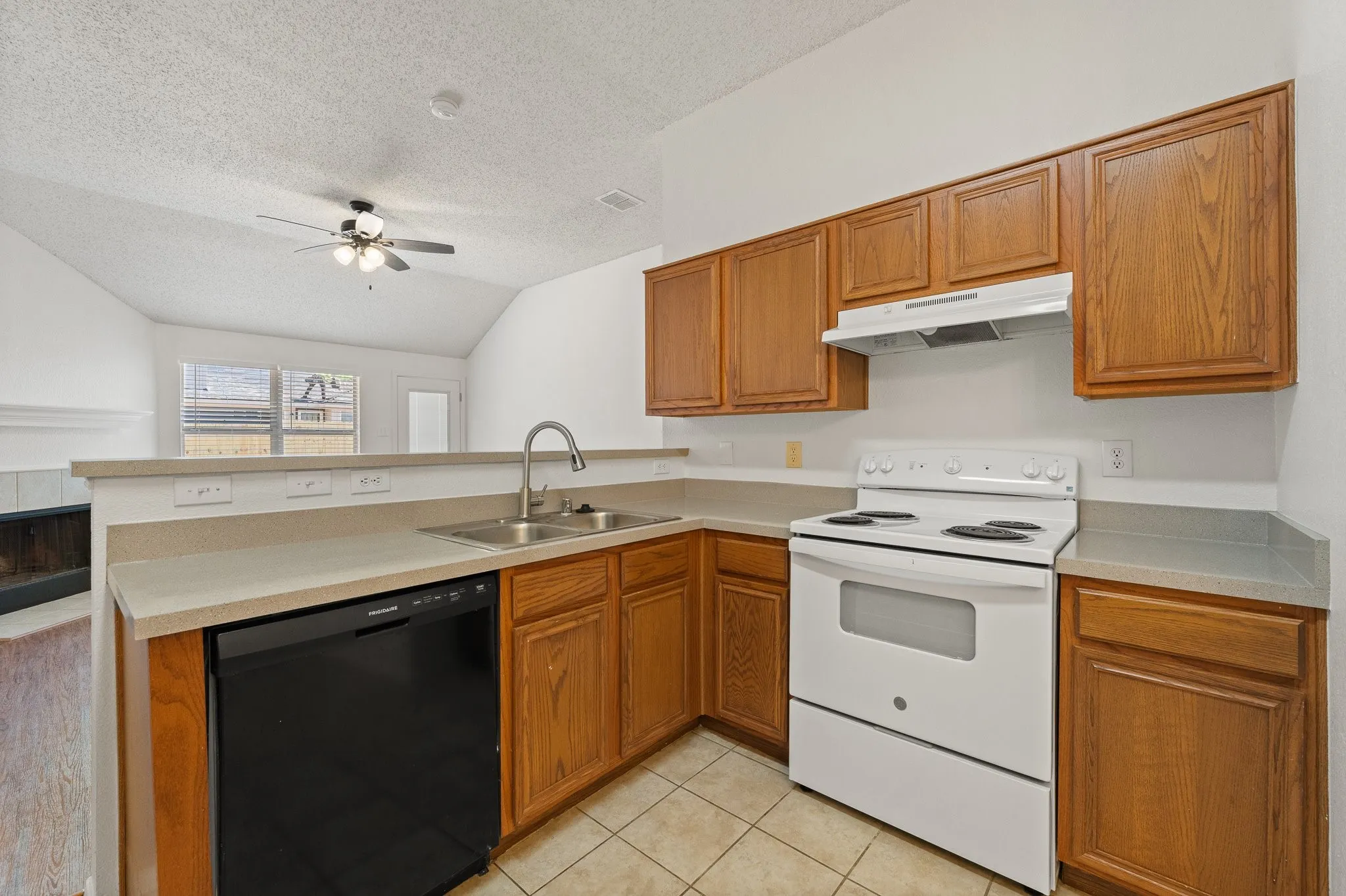 Single Family Residence For Sale in Johnson County , 832 Beaver Creek Drive, Burleson, Texas 76028, 3 Bedroom, 2 Bathroom, 2 Garage spaces, 1,617 Sqft, built in 2000, mls#21375231, Real Estate Agent in Burleson, Homes For Sale in Johnson county, Homes For Sale in Burleson, Realtor in Burleson Texas, Real Estate Brokerage Independent Realty Texas, Luminita Cordes Realtor
