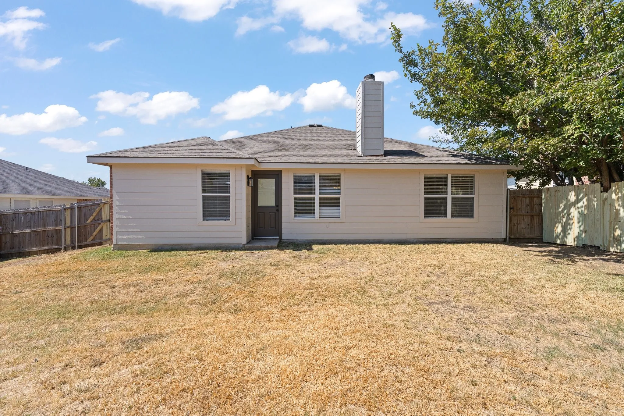 Single Family Residence For Sale in Johnson County , 832 Beaver Creek Drive, Burleson, Texas 76028, 3 Bedroom, 2 Bathroom, 2 Garage spaces, 1,617 Sqft, built in 2000, mls#21375231, Real Estate Agent in Burleson, Homes For Sale in Johnson county, Homes For Sale in Burleson, Realtor in Burleson Texas, Real Estate Brokerage Independent Realty Texas, Luminita Cordes Realtor