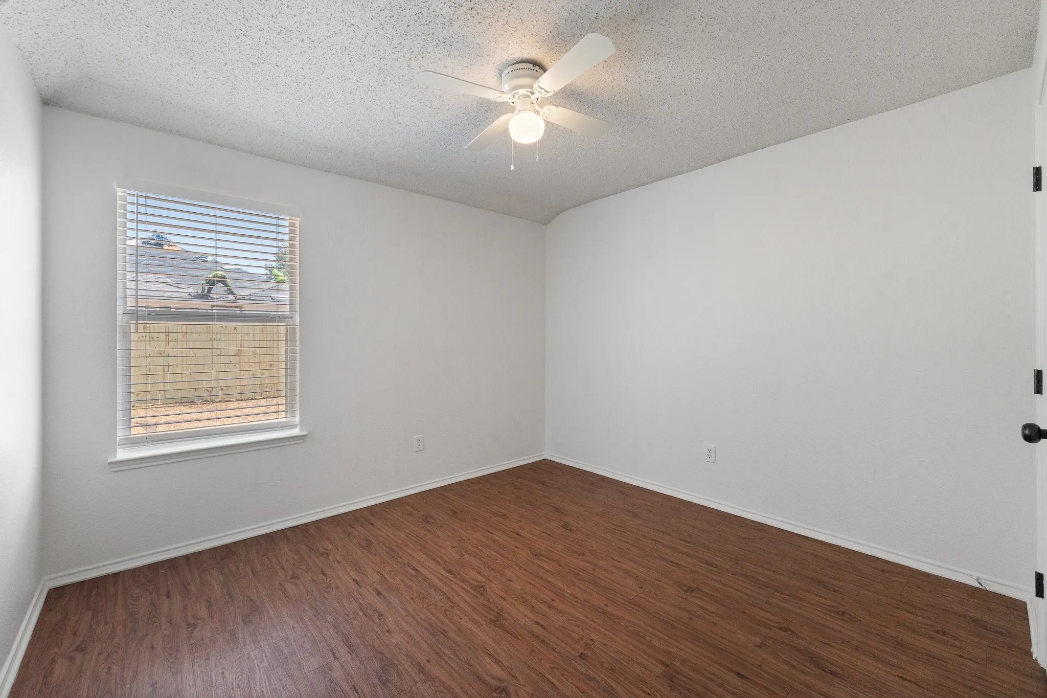 Single Family Residence For Sale in Johnson County , 832 Beaver Creek Drive, Burleson, Texas 76028, 3 Bedroom, 2 Bathroom, 2 Garage spaces, 1,617 Sqft, built in 2000, mls#21375231, Real Estate Agent in Burleson, Homes For Sale in Johnson county, Homes For Sale in Burleson, Realtor in Burleson Texas, Real Estate Brokerage Independent Realty Texas, Luminita Cordes Realtor