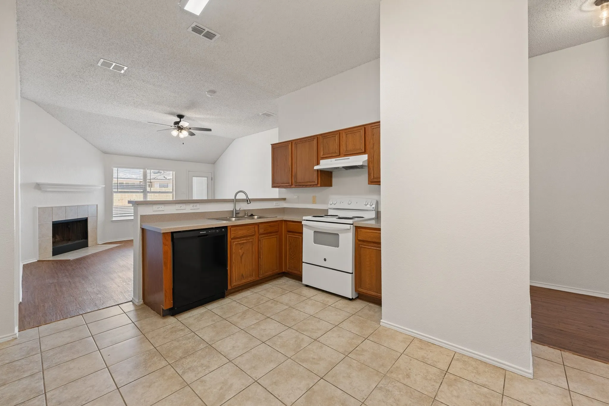 Single Family Residence For Sale in Johnson County , 832 Beaver Creek Drive, Burleson, Texas 76028, 3 Bedroom, 2 Bathroom, 2 Garage spaces, 1,617 Sqft, built in 2000, mls#21375231, Real Estate Agent in Burleson, Homes For Sale in Johnson county, Homes For Sale in Burleson, Realtor in Burleson Texas, Real Estate Brokerage Independent Realty Texas, Luminita Cordes Realtor