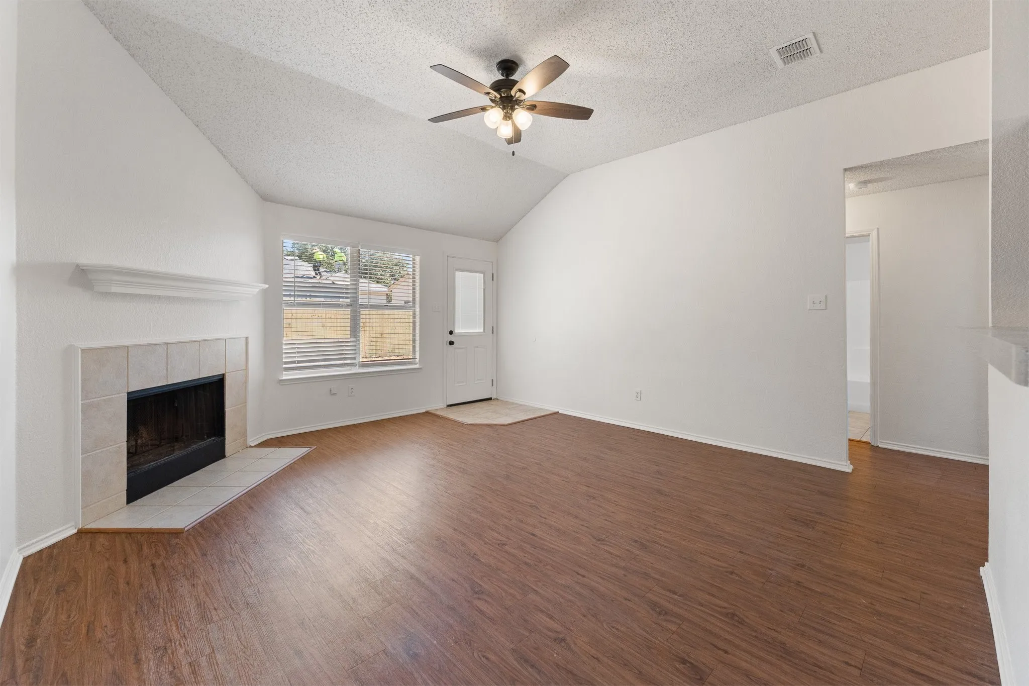 Single Family Residence For Sale in Johnson County , 832 Beaver Creek Drive, Burleson, Texas 76028, 3 Bedroom, 2 Bathroom, 2 Garage spaces, 1,617 Sqft, built in 2000, mls#21375231, Real Estate Agent in Burleson, Homes For Sale in Johnson county, Homes For Sale in Burleson, Realtor in Burleson Texas, Real Estate Brokerage Independent Realty Texas, Luminita Cordes Realtor
