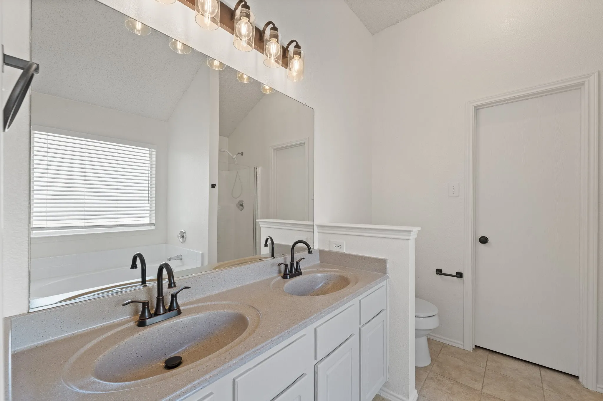 Single Family Residence For Sale in Johnson County , 832 Beaver Creek Drive, Burleson, Texas 76028, 3 Bedroom, 2 Bathroom, 2 Garage spaces, 1,617 Sqft, built in 2000, mls#21375231, Real Estate Agent in Burleson, Homes For Sale in Johnson county, Homes For Sale in Burleson, Realtor in Burleson Texas, Real Estate Brokerage Independent Realty Texas, Luminita Cordes Realtor