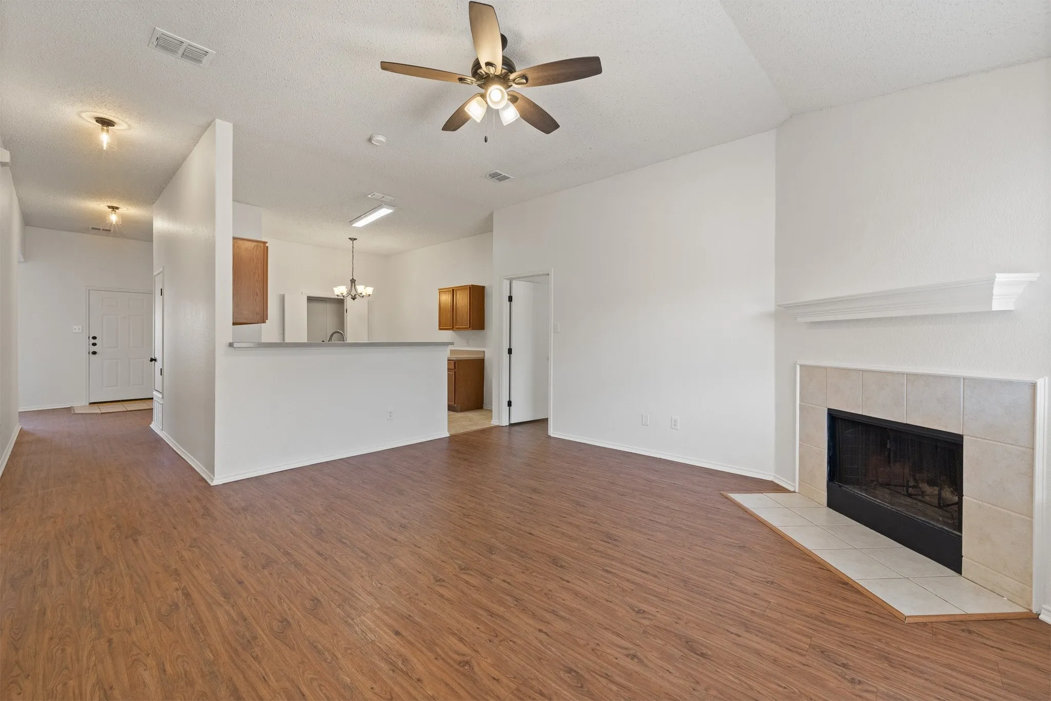 Single Family Residence For Sale in Johnson County , 832 Beaver Creek Drive, Burleson, Texas 76028, 3 Bedroom, 2 Bathroom, 2 Garage spaces, 1,617 Sqft, built in 2000, mls#21375231, Real Estate Agent in Burleson, Homes For Sale in Johnson county, Homes For Sale in Burleson, Realtor in Burleson Texas, Real Estate Brokerage Independent Realty Texas, Luminita Cordes Realtor