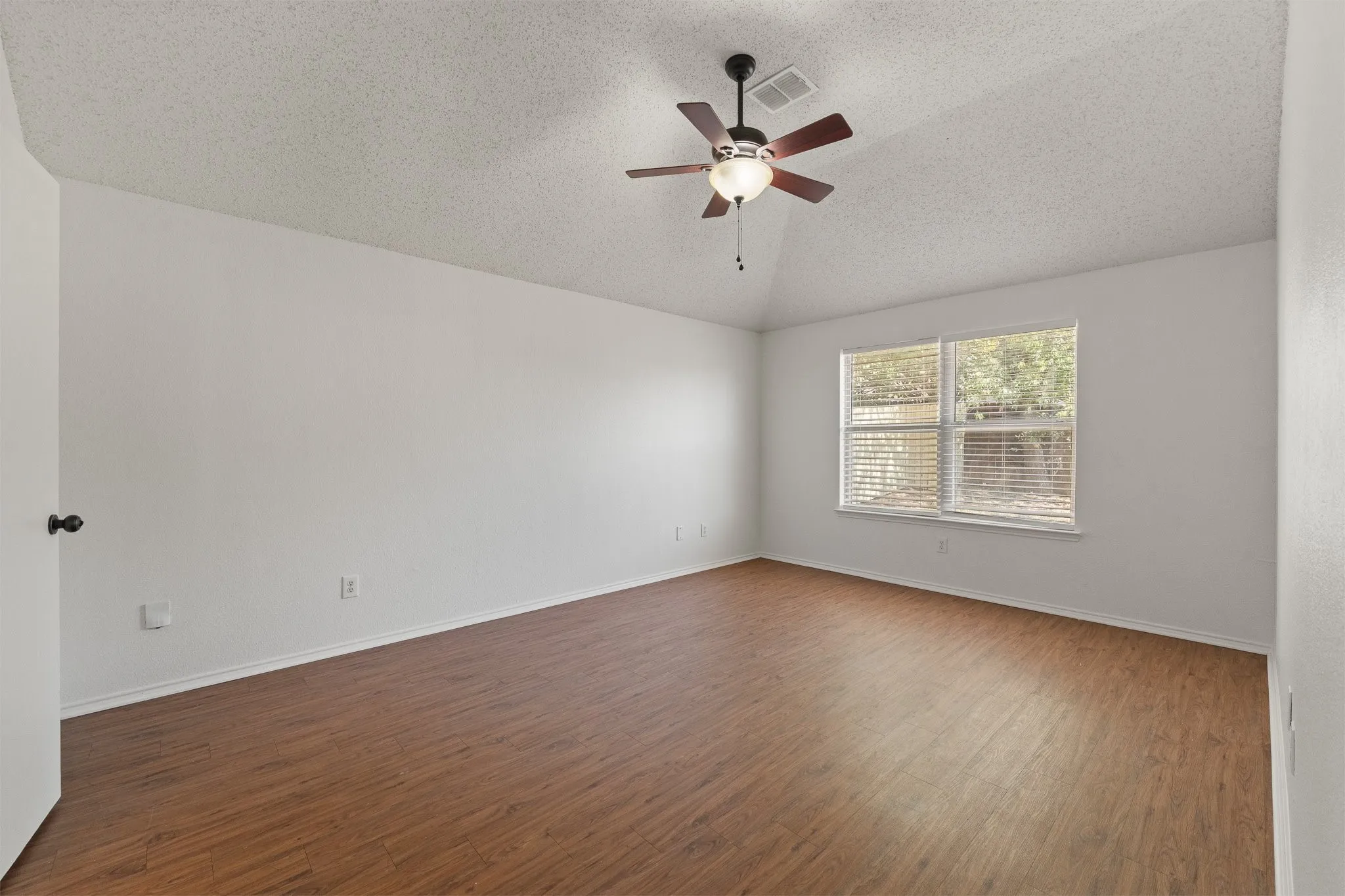 Single Family Residence For Sale in Johnson County , 832 Beaver Creek Drive, Burleson, Texas 76028, 3 Bedroom, 2 Bathroom, 2 Garage spaces, 1,617 Sqft, built in 2000, mls#21375231, Real Estate Agent in Burleson, Homes For Sale in Johnson county, Homes For Sale in Burleson, Realtor in Burleson Texas, Real Estate Brokerage Independent Realty Texas, Luminita Cordes Realtor