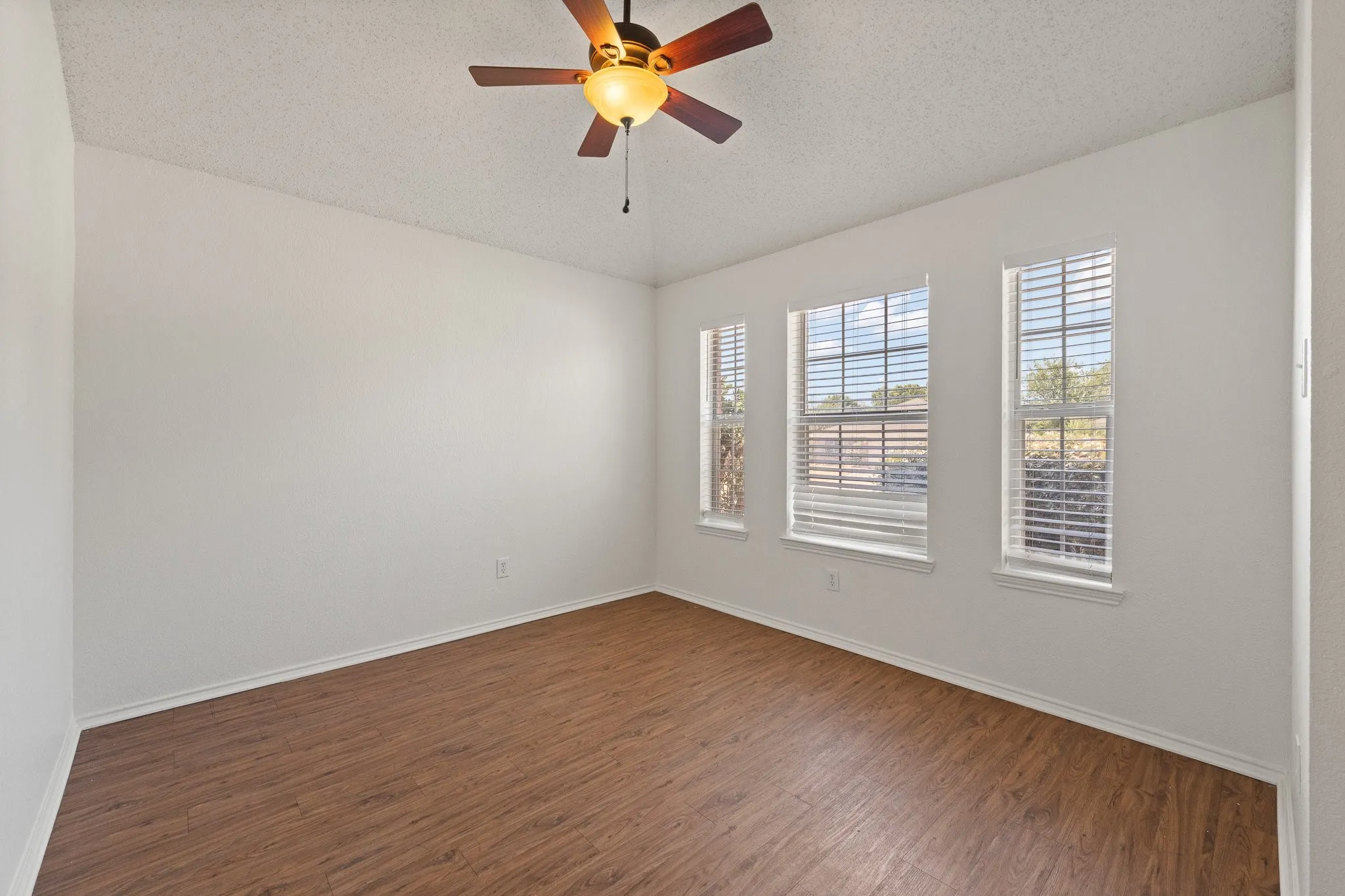 Single Family Residence For Sale in Johnson County , 832 Beaver Creek Drive, Burleson, Texas 76028, 3 Bedroom, 2 Bathroom, 2 Garage spaces, 1,617 Sqft, built in 2000, mls#21375231, Real Estate Agent in Burleson, Homes For Sale in Johnson county, Homes For Sale in Burleson, Realtor in Burleson Texas, Real Estate Brokerage Independent Realty Texas, Luminita Cordes Realtor