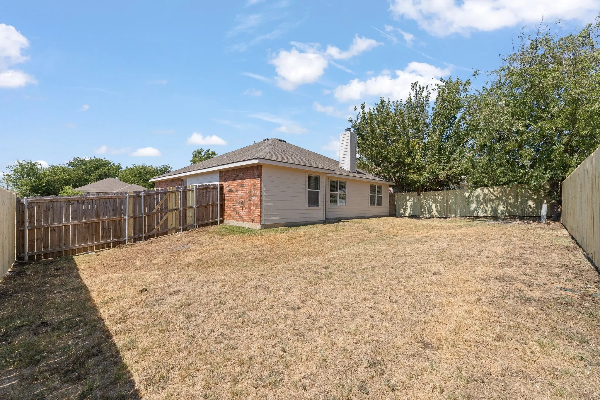 Single Family Residence For Sale in Johnson County , 832 Beaver Creek Drive, Burleson, Texas 76028, 3 Bedroom, 2 Bathroom, 2 Garage spaces, 1,617 Sqft, built in 2000, mls#21375231, Real Estate Agent in Burleson, Homes For Sale in Johnson county, Homes For Sale in Burleson, Realtor in Burleson Texas, Real Estate Brokerage Independent Realty Texas, Luminita Cordes Realtor