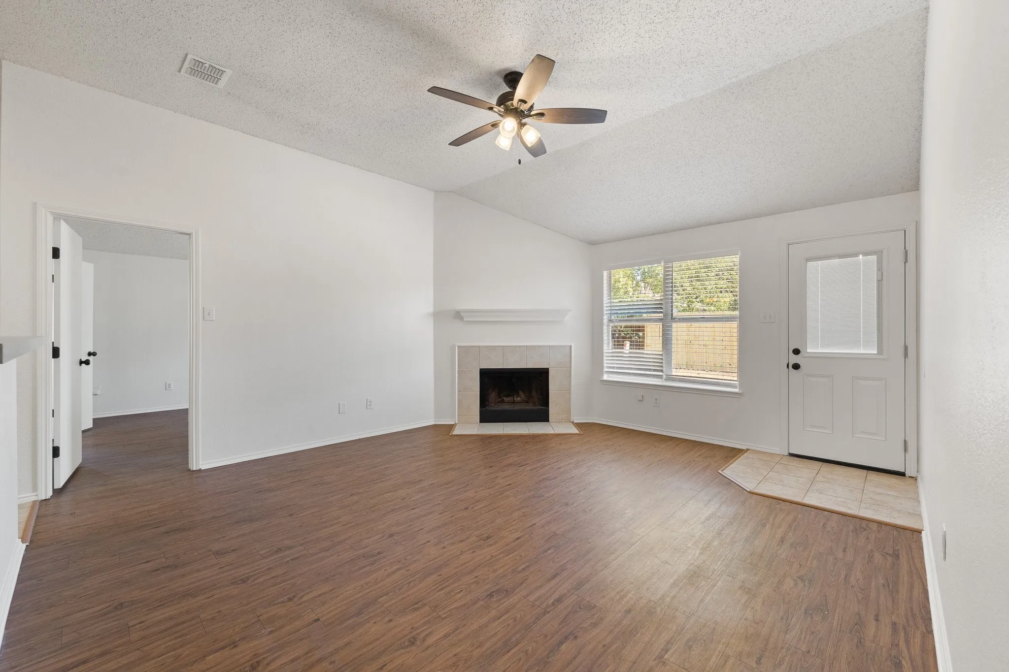 Single Family Residence For Sale in Johnson County , 832 Beaver Creek Drive, Burleson, Texas 76028, 3 Bedroom, 2 Bathroom, 2 Garage spaces, 1,617 Sqft, built in 2000, mls#21375231, Real Estate Agent in Burleson, Homes For Sale in Johnson county, Homes For Sale in Burleson, Realtor in Burleson Texas, Real Estate Brokerage Independent Realty Texas, Luminita Cordes Realtor