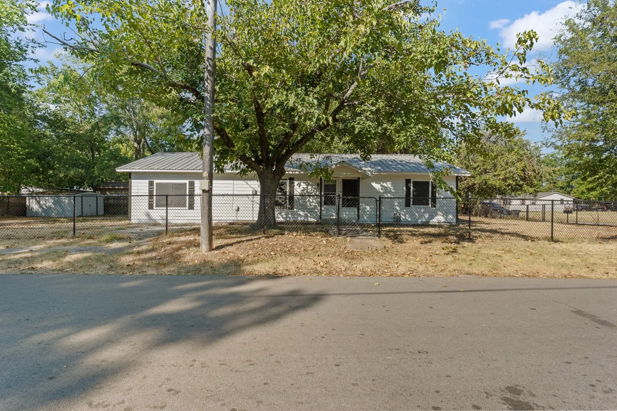 Single Family Residence For Sale in Johnson County , 1130 Alvarado Street, Cleburne, Texas 76031, 4 Bedroom, 2 Bathroom, Garage spaces, 1,387 Sqft, built in 1940, mls#21376252, Real Estate Agent in Cleburne, Homes For Sale in Johnson county, Homes For Sale in Cleburne, Realtor in Cleburne Texas, Real Estate Brokerage Independent Realty Texas, Luminita Cordes Realtor