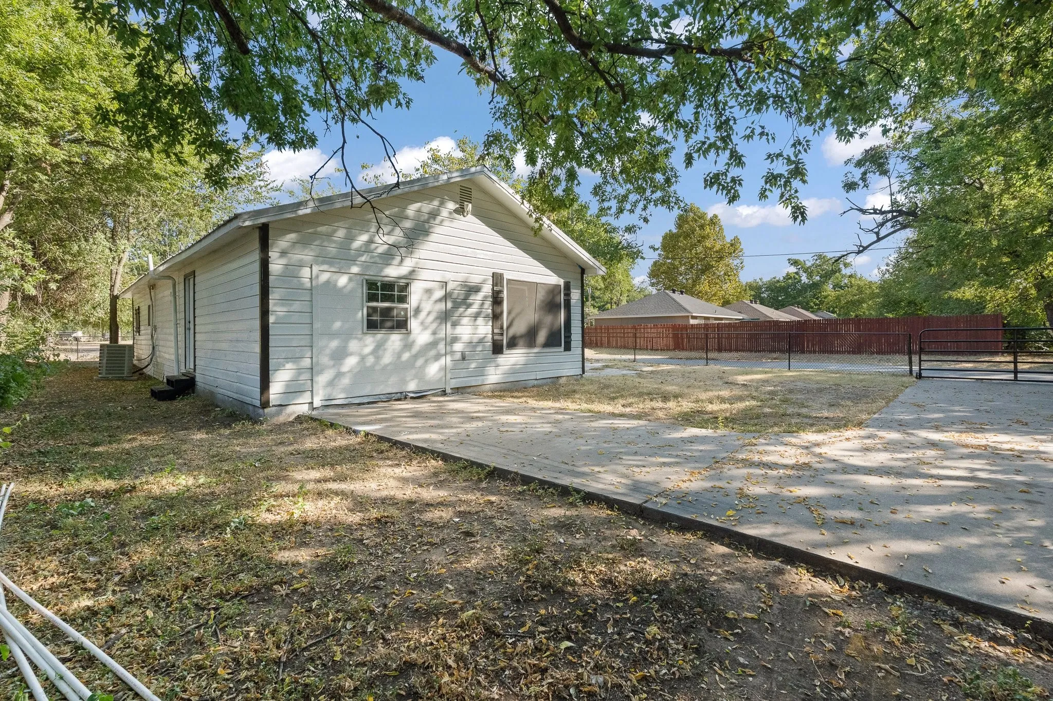 Single Family Residence For Sale in Johnson County , 1130 Alvarado Street, Cleburne, Texas 76031, 4 Bedroom, 2 Bathroom, Garage spaces, 1,387 Sqft, built in 1940, mls#21376252, Real Estate Agent in Cleburne, Homes For Sale in Johnson county, Homes For Sale in Cleburne, Realtor in Cleburne Texas, Real Estate Brokerage Independent Realty Texas, Luminita Cordes Realtor
