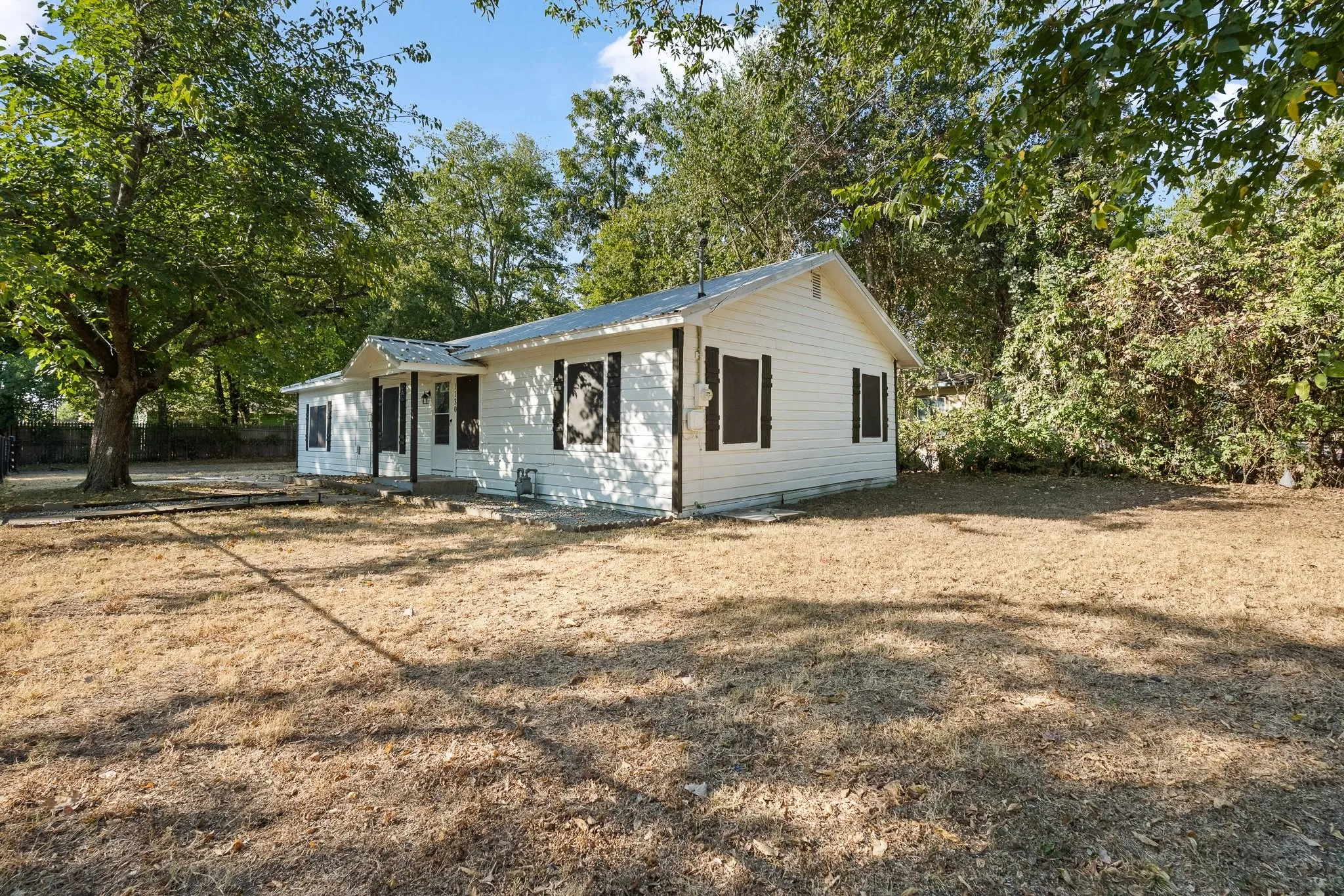 Single Family Residence For Sale in Johnson County , 1130 Alvarado Street, Cleburne, Texas 76031, 4 Bedroom, 2 Bathroom, Garage spaces, 1,387 Sqft, built in 1940, mls#21376252, Real Estate Agent in Cleburne, Homes For Sale in Johnson county, Homes For Sale in Cleburne, Realtor in Cleburne Texas, Real Estate Brokerage Independent Realty Texas, Luminita Cordes Realtor