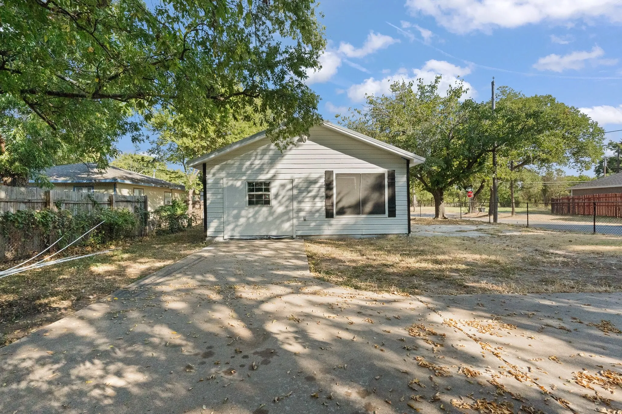 Single Family Residence For Sale in Johnson County , 1130 Alvarado Street, Cleburne, Texas 76031, 4 Bedroom, 2 Bathroom, Garage spaces, 1,387 Sqft, built in 1940, mls#21376252, Real Estate Agent in Cleburne, Homes For Sale in Johnson county, Homes For Sale in Cleburne, Realtor in Cleburne Texas, Real Estate Brokerage Independent Realty Texas, Luminita Cordes Realtor