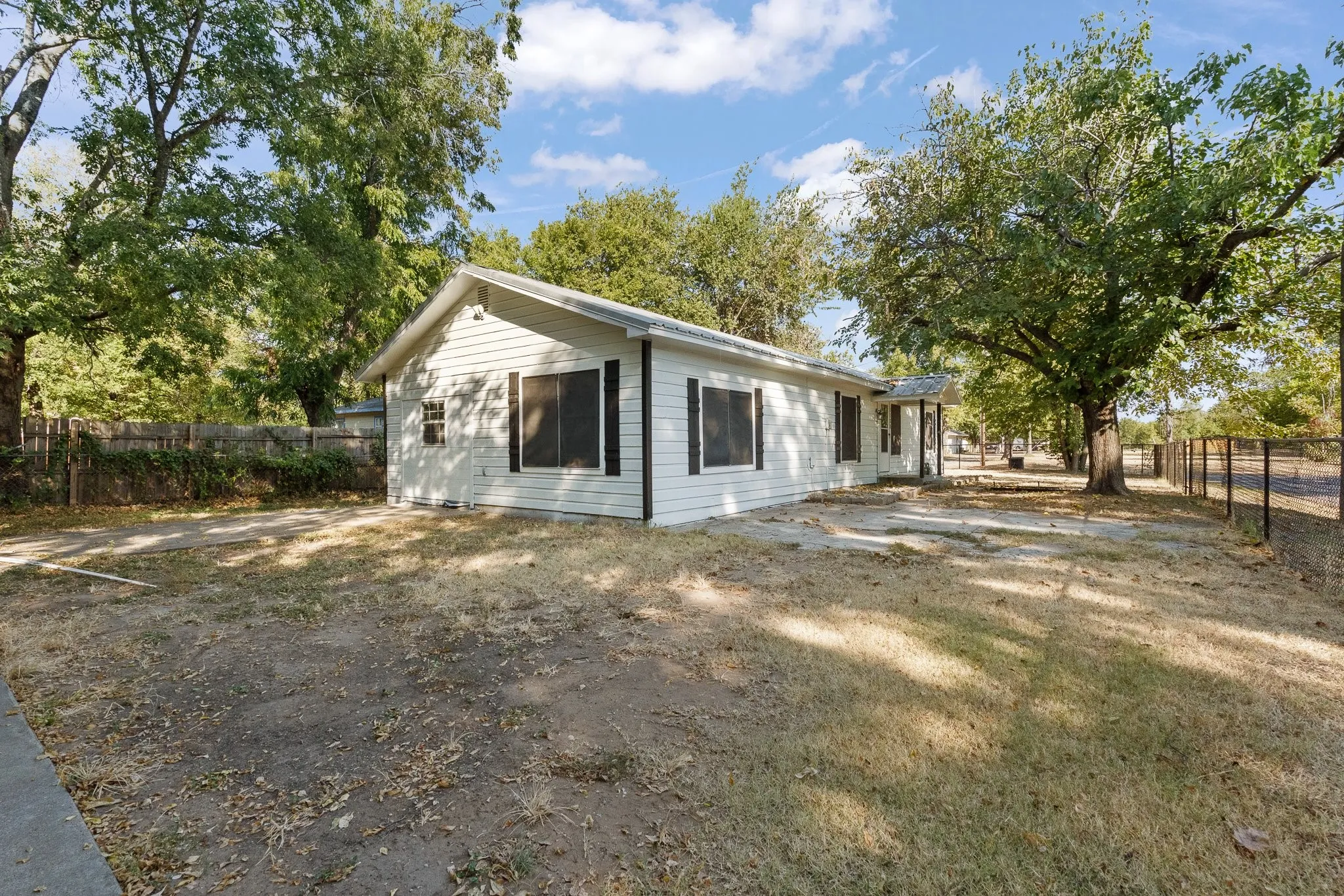 Single Family Residence For Sale in Johnson County , 1130 Alvarado Street, Cleburne, Texas 76031, 4 Bedroom, 2 Bathroom, Garage spaces, 1,387 Sqft, built in 1940, mls#21376252, Real Estate Agent in Cleburne, Homes For Sale in Johnson county, Homes For Sale in Cleburne, Realtor in Cleburne Texas, Real Estate Brokerage Independent Realty Texas, Luminita Cordes Realtor