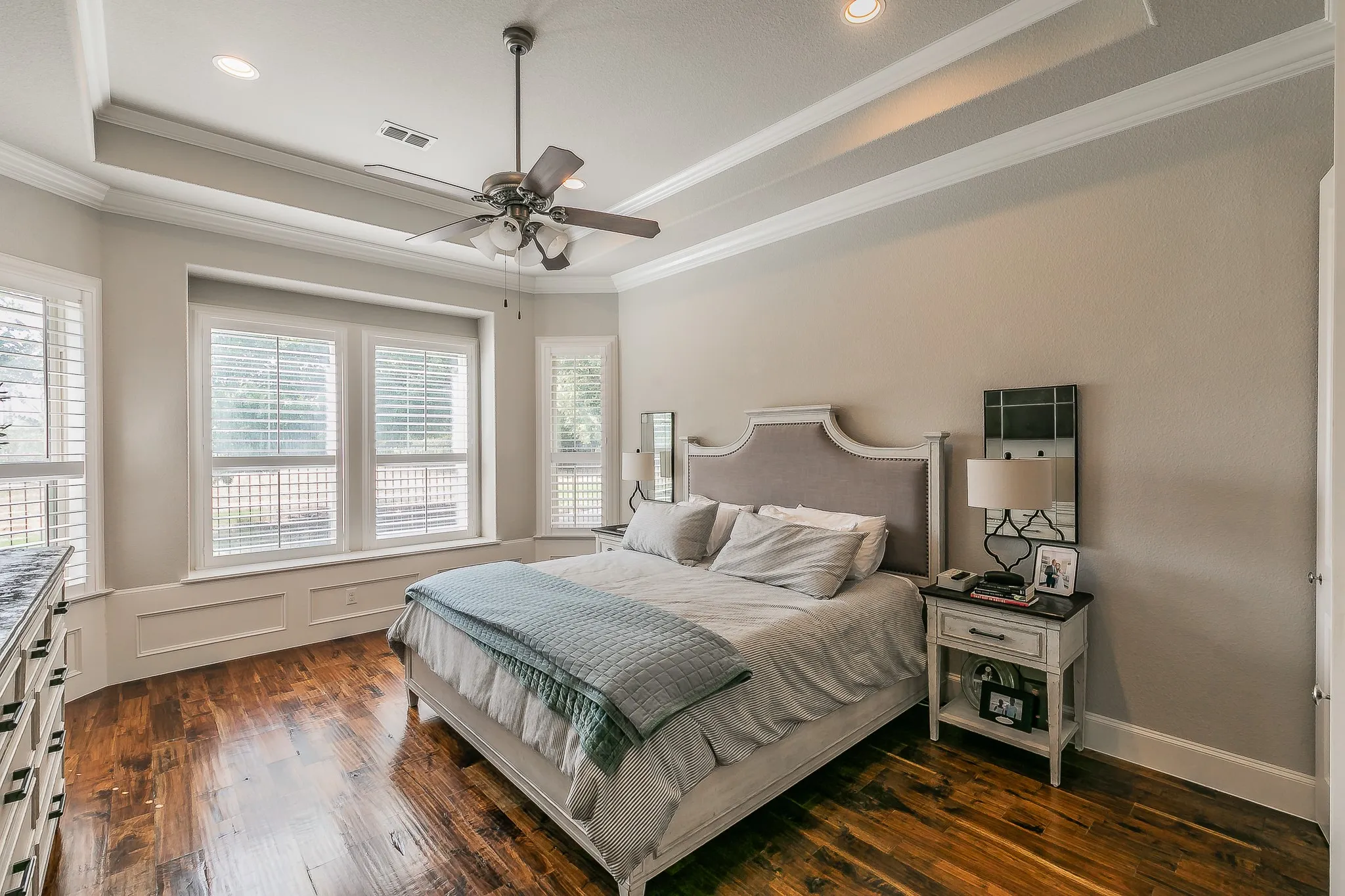 Tray ceiling with recessed lighting and ceiling fan