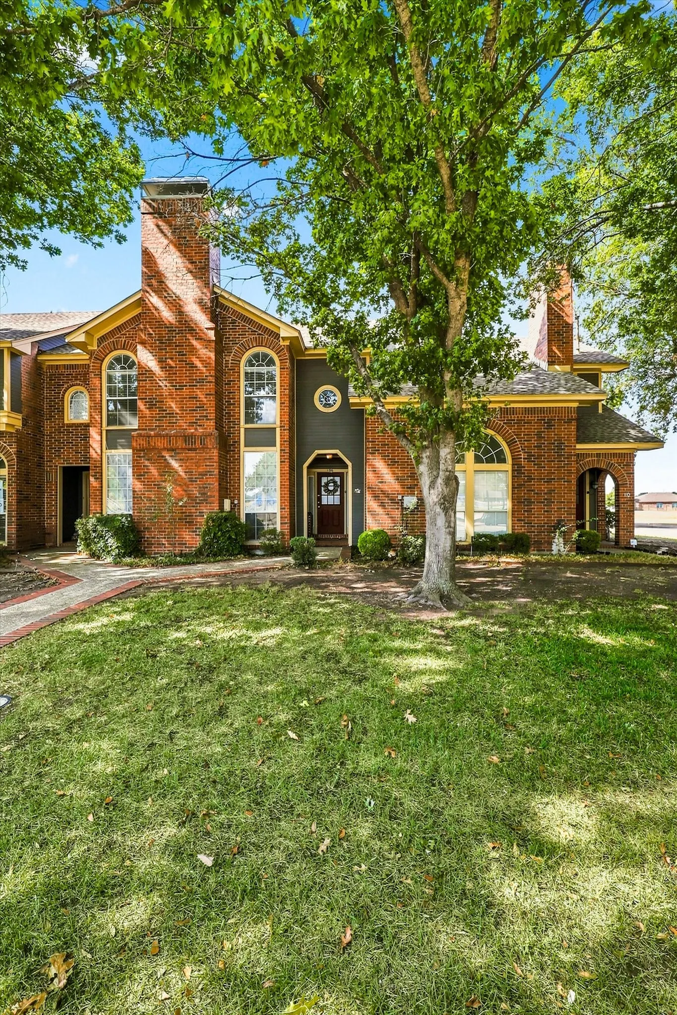 Townhouse For Sale in Denton County , 136 Cobblestone Row, Denton, Texas 76207, 2 Bedroom, 3 Bathroom, 2 Garage spaces, 1,406 Sqft, built in 1985, mls#21373546, Real Estate Agent in Denton, Homes For Sale in Denton county, Homes For Sale in Denton, Realtor in Denton Texas, Real Estate Brokerage Independent Realty Texas, Luminita Cordes Realtor