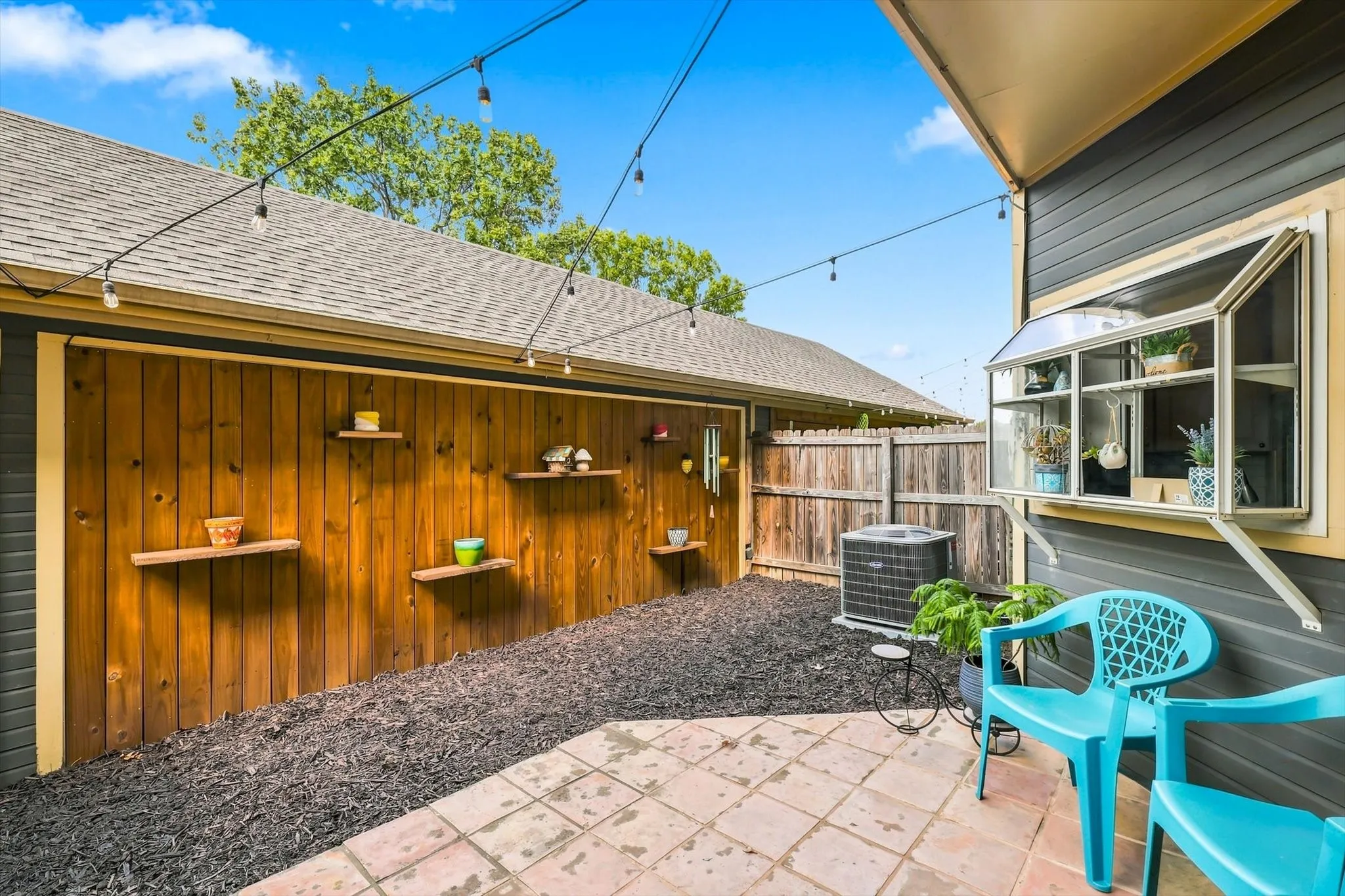 Townhouse For Sale in Denton County , 136 Cobblestone Row, Denton, Texas 76207, 2 Bedroom, 3 Bathroom, 2 Garage spaces, 1,406 Sqft, built in 1985, mls#21373546, Real Estate Agent in Denton, Homes For Sale in Denton county, Homes For Sale in Denton, Realtor in Denton Texas, Real Estate Brokerage Independent Realty Texas, Luminita Cordes Realtor