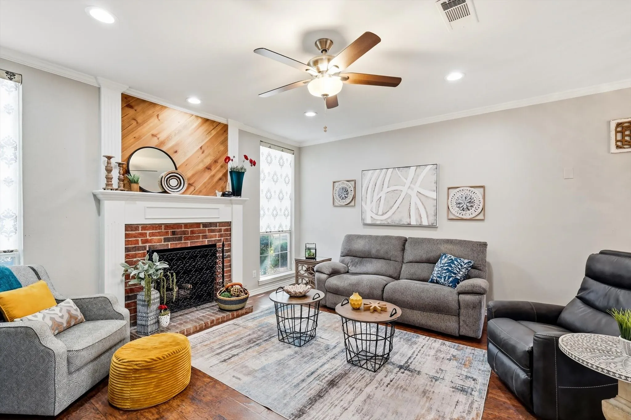 Townhouse For Sale in Denton County , 136 Cobblestone Row, Denton, Texas 76207, 2 Bedroom, 3 Bathroom, 2 Garage spaces, 1,406 Sqft, built in 1985, mls#21373546, Real Estate Agent in Denton, Homes For Sale in Denton county, Homes For Sale in Denton, Realtor in Denton Texas, Real Estate Brokerage Independent Realty Texas, Luminita Cordes Realtor