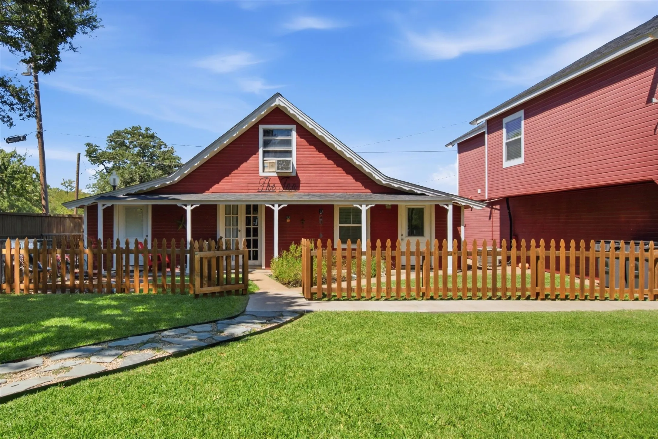 Single Family Residence For Sale in Young County , 700 Cherry Street, Graham, Texas 76450, 5 Bedroom, 4 Bathroom, 2 Garage spaces, 4,322 Sqft, built in 1901, mls#21375576, Real Estate Agent in Graham, Homes For Sale in Young county, Homes For Sale in Graham, Realtor in Graham Texas, Real Estate Brokerage Independent Realty Texas, Luminita Cordes Realtor