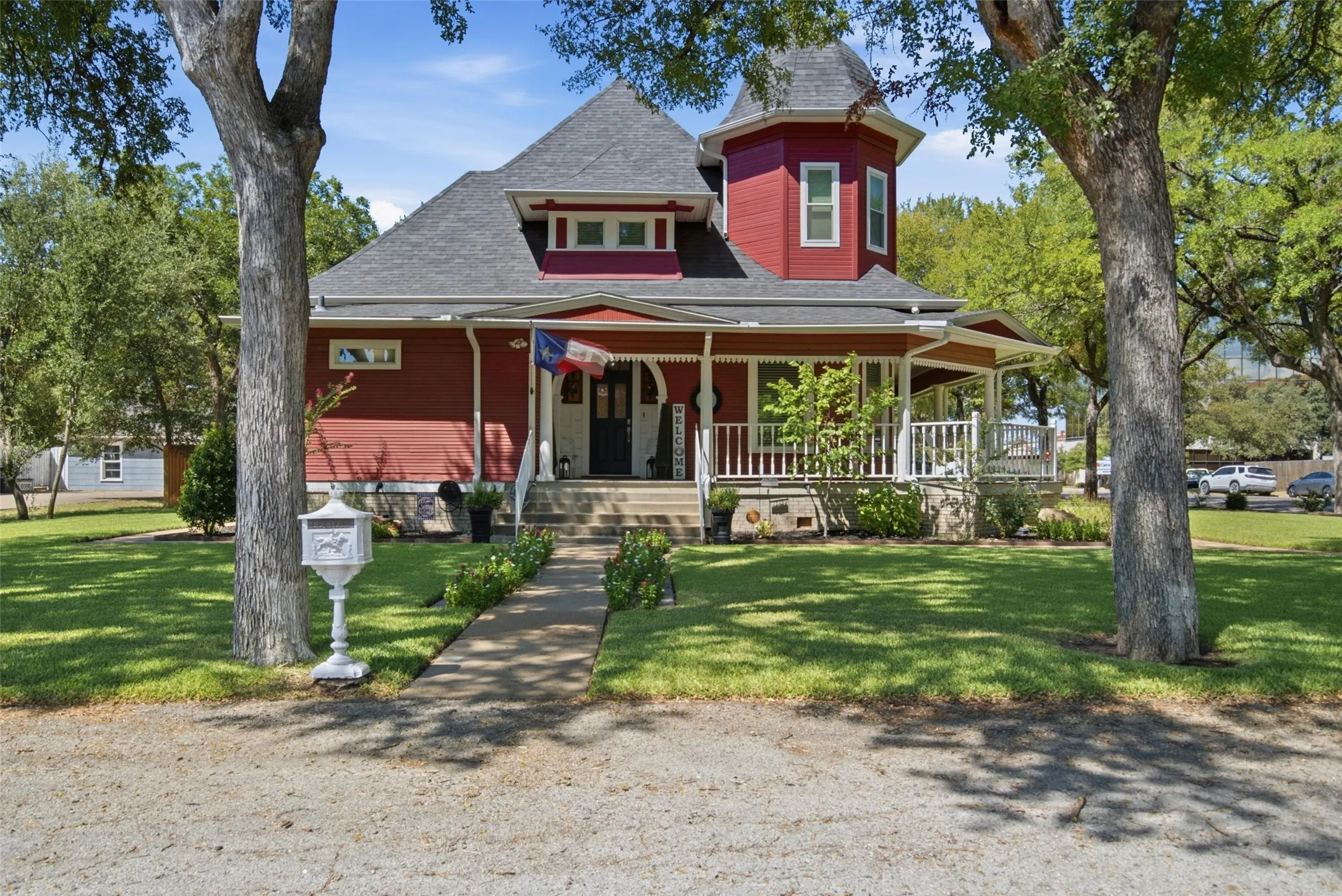 Single Family Residence For Sale in Young County , 700 Cherry Street, Graham, Texas 76450, 5 Bedroom, 4 Bathroom, 2 Garage spaces, 4,322 Sqft, built in 1901, mls#21375576, Real Estate Agent in Graham, Homes For Sale in Young county, Homes For Sale in Graham, Realtor in Graham Texas, Real Estate Brokerage Independent Realty Texas, Luminita Cordes Realtor