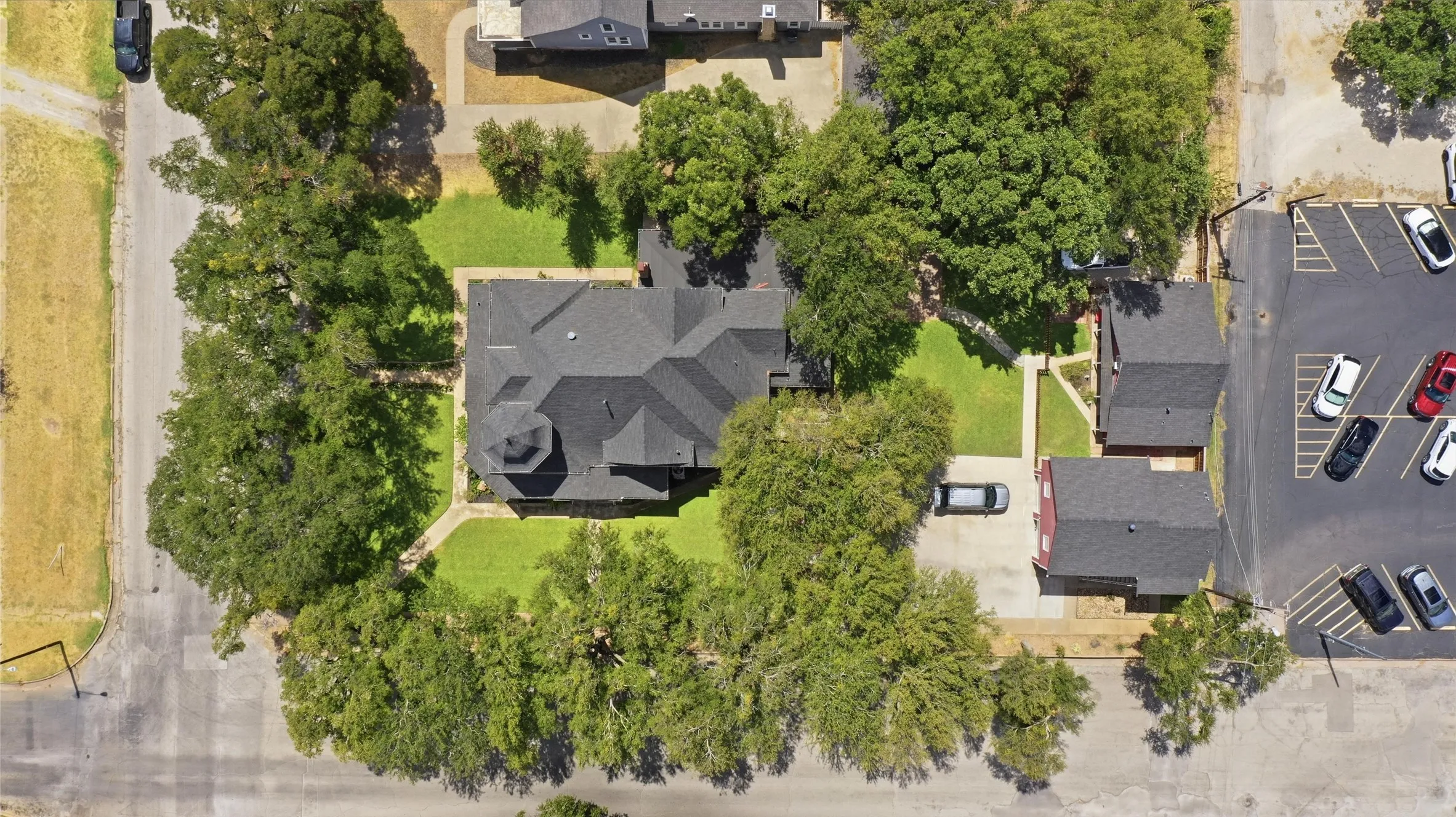Single Family Residence For Sale in Young County , 700 Cherry Street, Graham, Texas 76450, 5 Bedroom, 4 Bathroom, 2 Garage spaces, 4,322 Sqft, built in 1901, mls#21375576, Real Estate Agent in Graham, Homes For Sale in Young county, Homes For Sale in Graham, Realtor in Graham Texas, Real Estate Brokerage Independent Realty Texas, Luminita Cordes Realtor