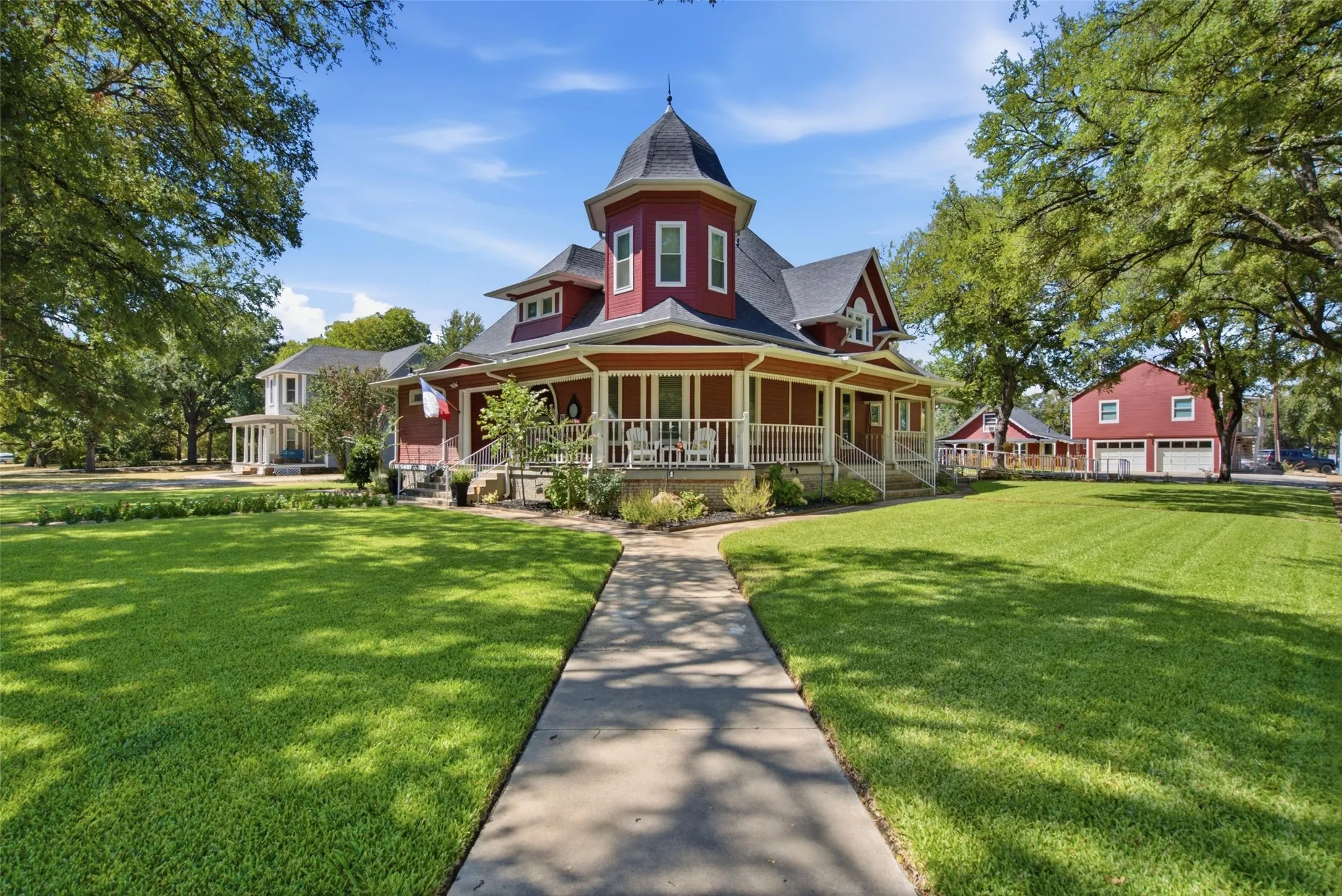 Single Family Residence For Sale in Young County , 700 Cherry Street, Graham, Texas 76450, 5 Bedroom, 4 Bathroom, 2 Garage spaces, 4,322 Sqft, built in 1901, mls#21375576, Real Estate Agent in Graham, Homes For Sale in Young county, Homes For Sale in Graham, Realtor in Graham Texas, Real Estate Brokerage Independent Realty Texas, Luminita Cordes Realtor