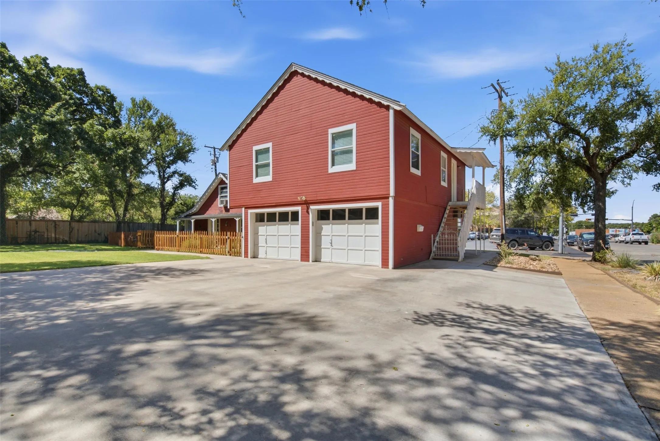 Single Family Residence For Sale in Young County , 700 Cherry Street, Graham, Texas 76450, 5 Bedroom, 4 Bathroom, 2 Garage spaces, 4,322 Sqft, built in 1901, mls#21375576, Real Estate Agent in Graham, Homes For Sale in Young county, Homes For Sale in Graham, Realtor in Graham Texas, Real Estate Brokerage Independent Realty Texas, Luminita Cordes Realtor