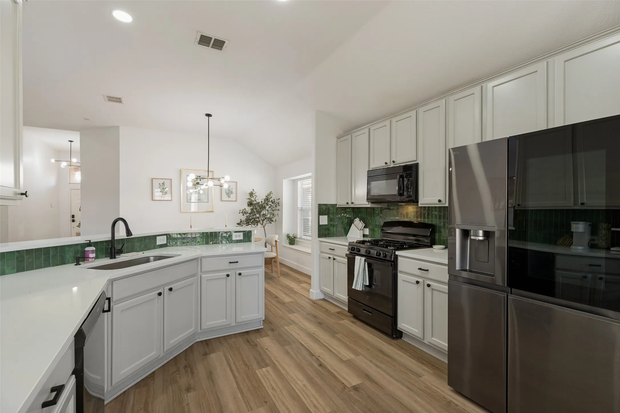 Single Family Residence For Sale in Denton County , 2529 Persimmon Drive, Little Elm, Texas 75068, 3 Bedroom, 2 Bathroom, 2 Garage spaces, 1,605 Sqft, built in 2002, mls#21376284, Real Estate Agent in Little Elm, Homes For Sale in Denton county, Homes For Sale in Little Elm, Realtor in Little Elm Texas, Real Estate Brokerage Independent Realty Texas, Luminita Cordes Realtor