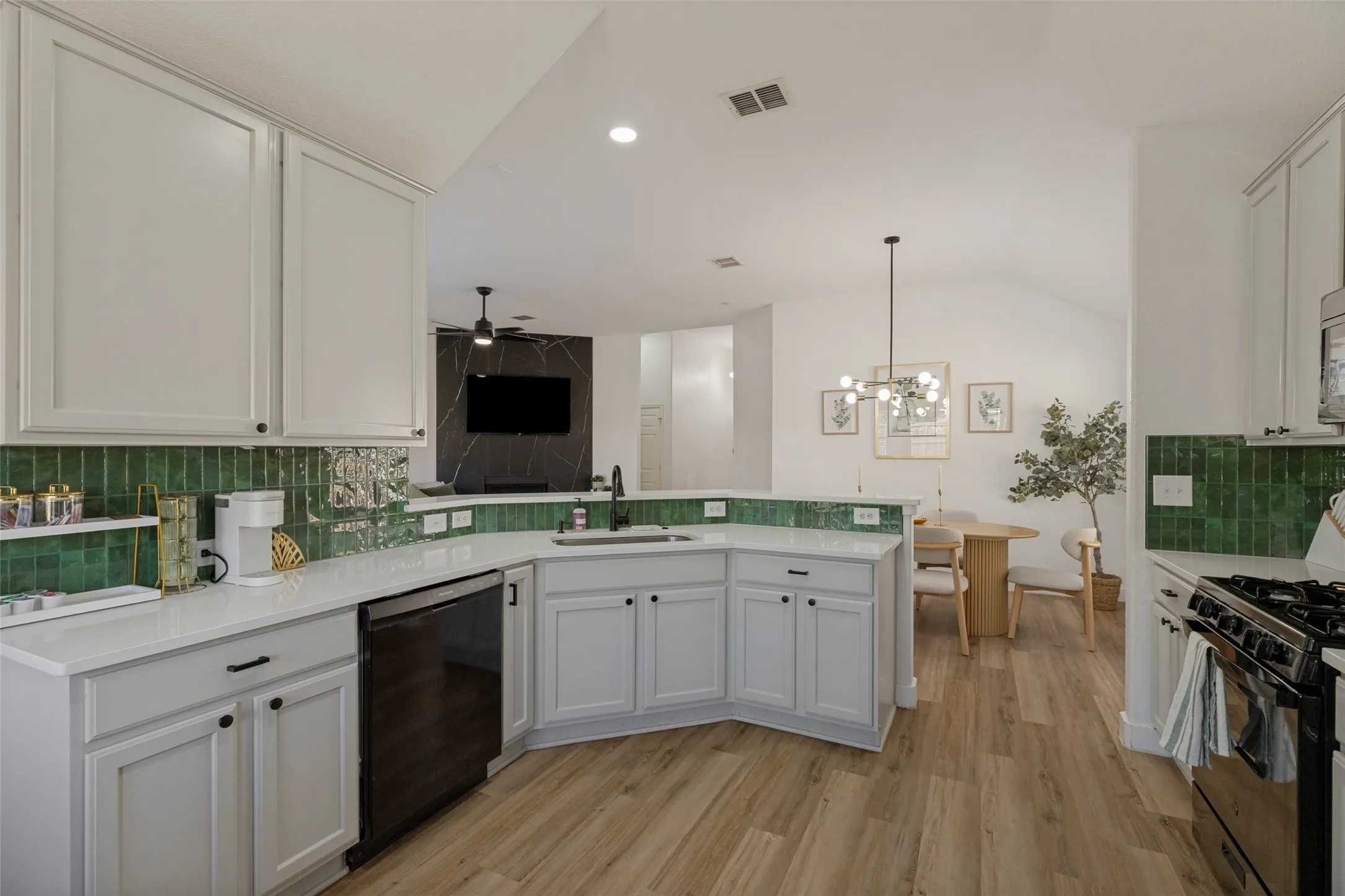 Single Family Residence For Sale in Denton County , 2529 Persimmon Drive, Little Elm, Texas 75068, 3 Bedroom, 2 Bathroom, 2 Garage spaces, 1,605 Sqft, built in 2002, mls#21376284, Real Estate Agent in Little Elm, Homes For Sale in Denton county, Homes For Sale in Little Elm, Realtor in Little Elm Texas, Real Estate Brokerage Independent Realty Texas, Luminita Cordes Realtor