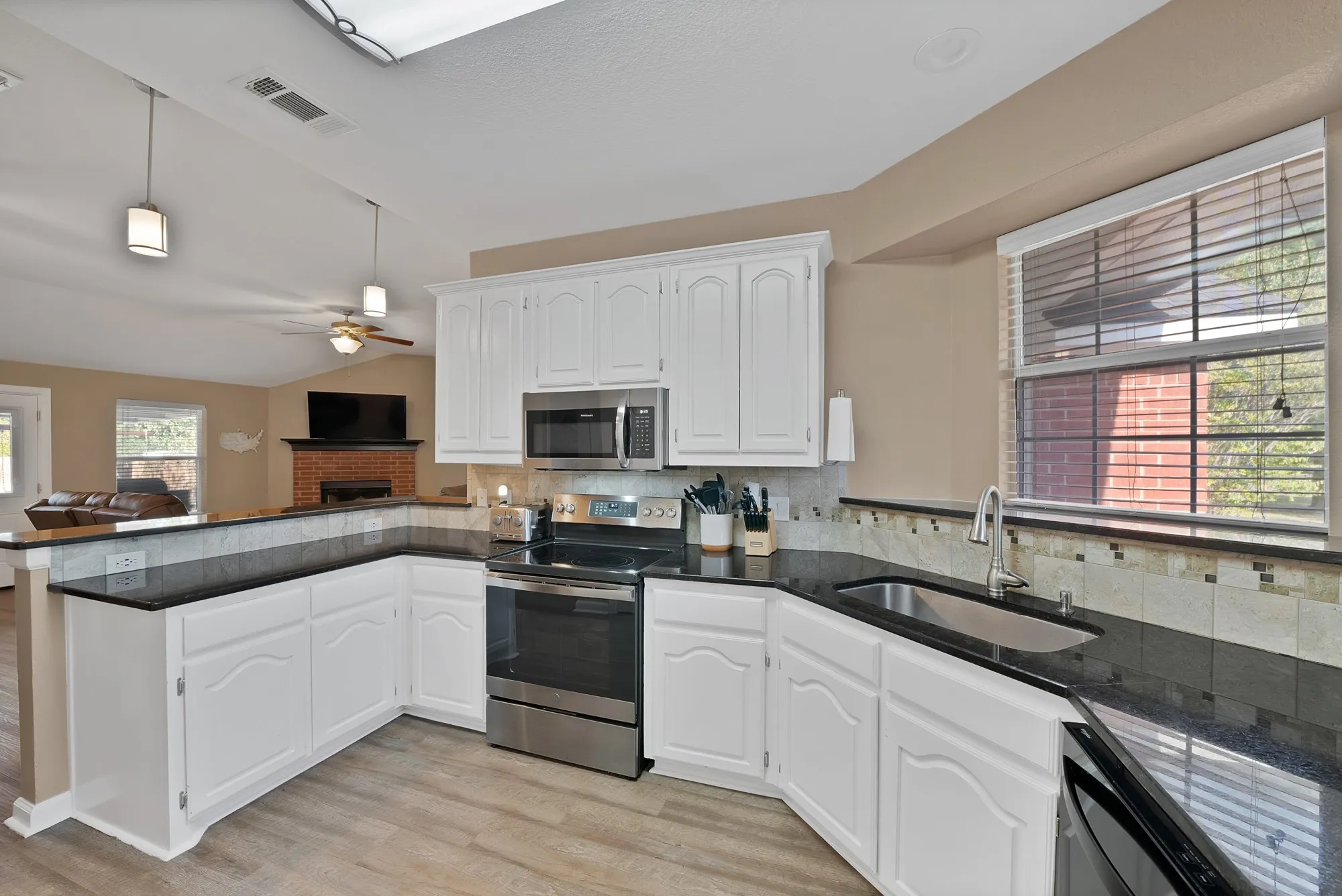 Single Family Residence For Sale in Ellis County , 317 Anita Lane, Waxahachie, Texas 75165, 4 Bedroom, 2 Bathroom, 2 Garage spaces, 1,666 Sqft, built in 1997, mls#21375793, Real Estate Agent in Waxahachie, Homes For Sale in Ellis county, Homes For Sale in Waxahachie, Realtor in Waxahachie Texas, Real Estate Brokerage Independent Realty Texas, Luminita Cordes Realtor