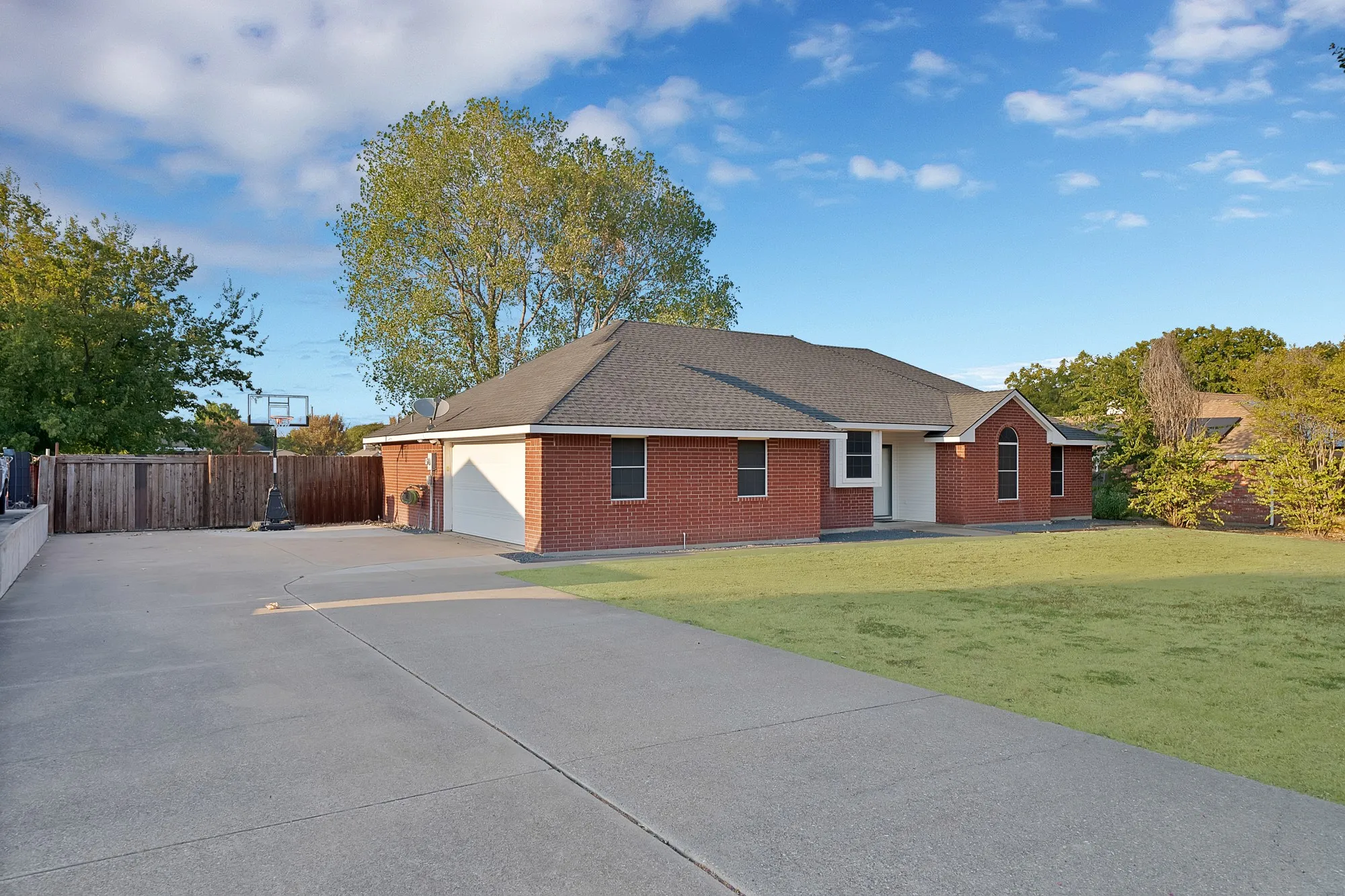 Single Family Residence For Sale in Ellis County , 317 Anita Lane, Waxahachie, Texas 75165, 4 Bedroom, 2 Bathroom, 2 Garage spaces, 1,666 Sqft, built in 1997, mls#21375793, Real Estate Agent in Waxahachie, Homes For Sale in Ellis county, Homes For Sale in Waxahachie, Realtor in Waxahachie Texas, Real Estate Brokerage Independent Realty Texas, Luminita Cordes Realtor