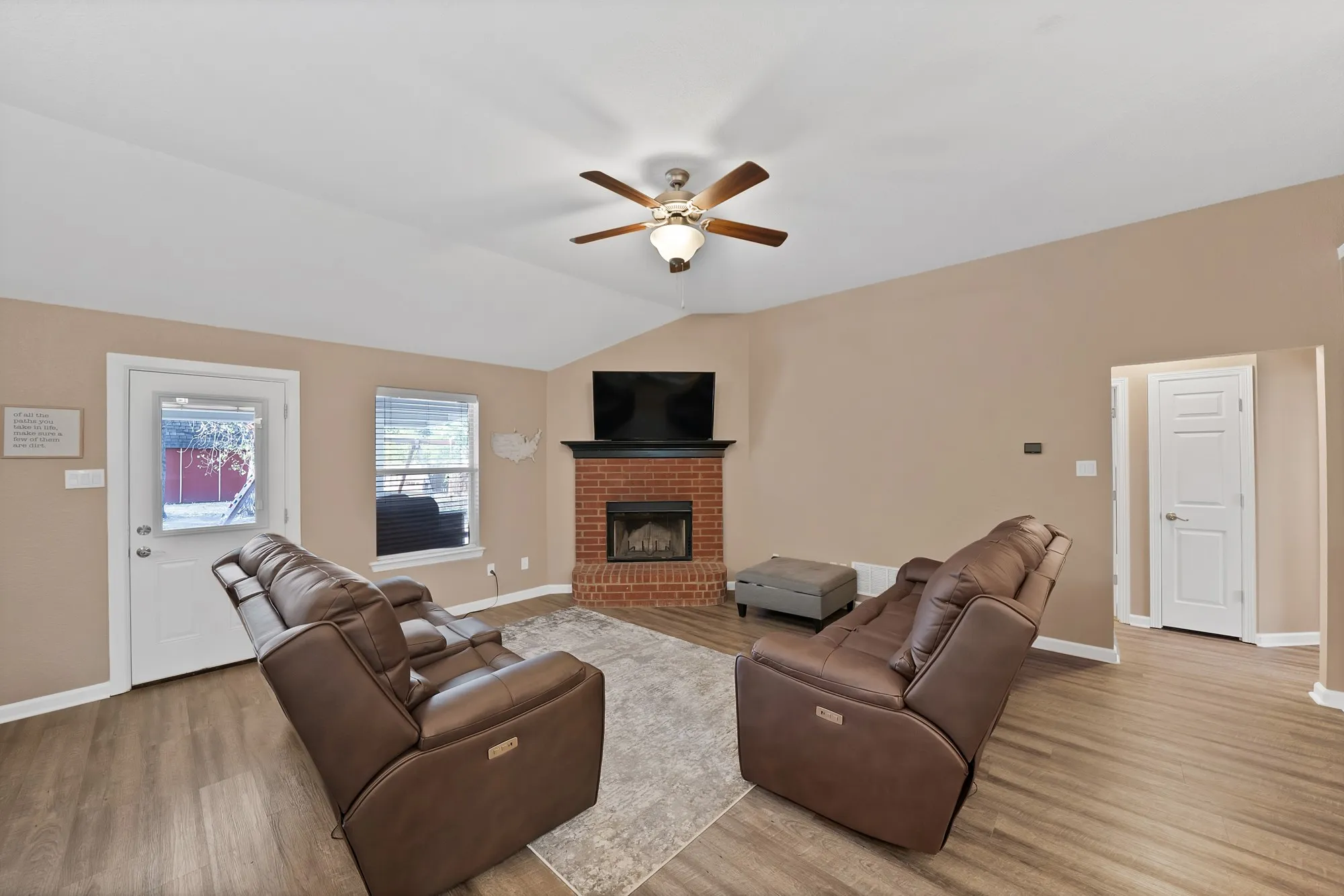 Single Family Residence For Sale in Ellis County , 317 Anita Lane, Waxahachie, Texas 75165, 4 Bedroom, 2 Bathroom, 2 Garage spaces, 1,666 Sqft, built in 1997, mls#21375793, Real Estate Agent in Waxahachie, Homes For Sale in Ellis county, Homes For Sale in Waxahachie, Realtor in Waxahachie Texas, Real Estate Brokerage Independent Realty Texas, Luminita Cordes Realtor