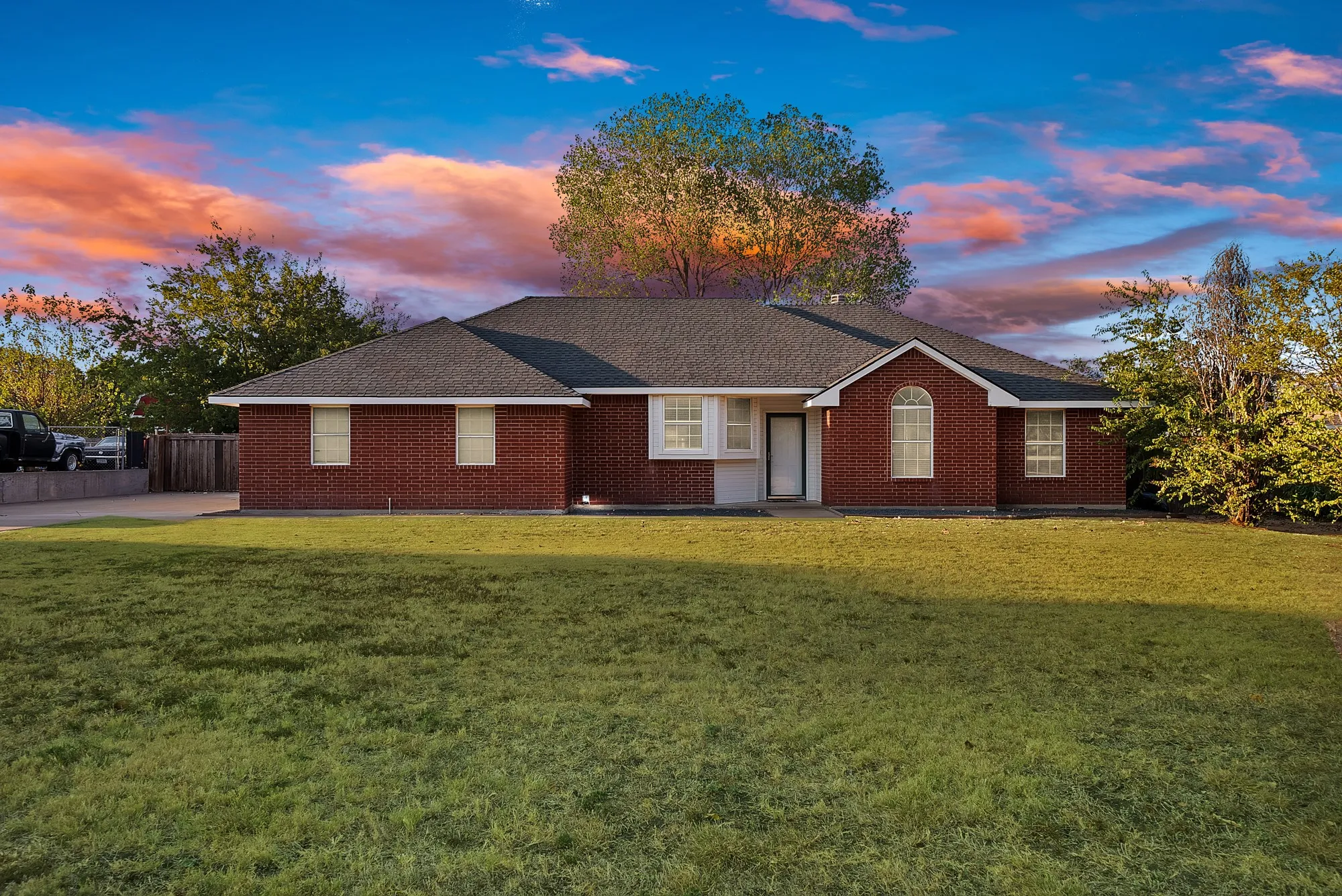 Single Family Residence For Sale in Ellis County , 317 Anita Lane, Waxahachie, Texas 75165, 4 Bedroom, 2 Bathroom, 2 Garage spaces, 1,666 Sqft, built in 1997, mls#21375793, Real Estate Agent in Waxahachie, Homes For Sale in Ellis county, Homes For Sale in Waxahachie, Realtor in Waxahachie Texas, Real Estate Brokerage Independent Realty Texas, Luminita Cordes Realtor