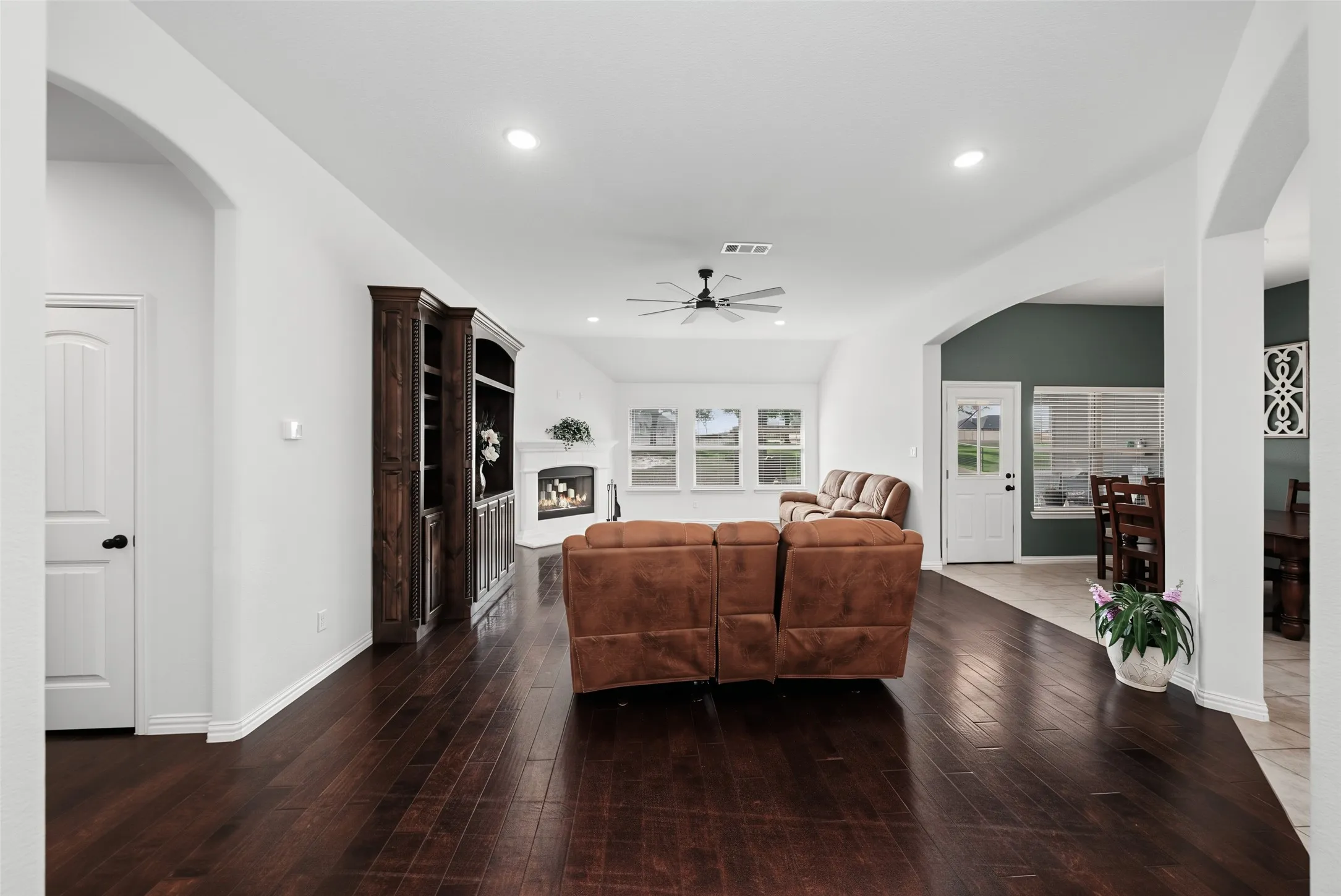 Single Family Residence For Sale in Wise County , 1268 County Road 4797, Springtown, Texas 76082, 4 Bedroom, 2 Bathroom, 2 Garage spaces, 2,139 Sqft, built in 2020, mls#21376194, Real Estate Agent in Springtown, Homes For Sale in Wise county, Homes For Sale in Springtown, Realtor in Springtown Texas, Real Estate Brokerage Independent Realty Texas, Luminita Cordes Realtor
