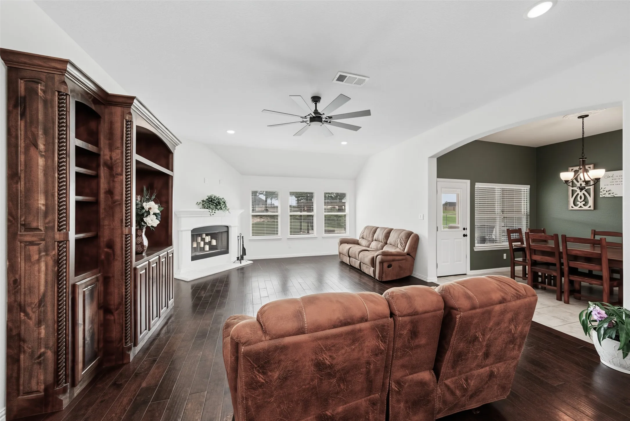 Single Family Residence For Sale in Wise County , 1268 County Road 4797, Springtown, Texas 76082, 4 Bedroom, 2 Bathroom, 2 Garage spaces, 2,139 Sqft, built in 2020, mls#21376194, Real Estate Agent in Springtown, Homes For Sale in Wise county, Homes For Sale in Springtown, Realtor in Springtown Texas, Real Estate Brokerage Independent Realty Texas, Luminita Cordes Realtor