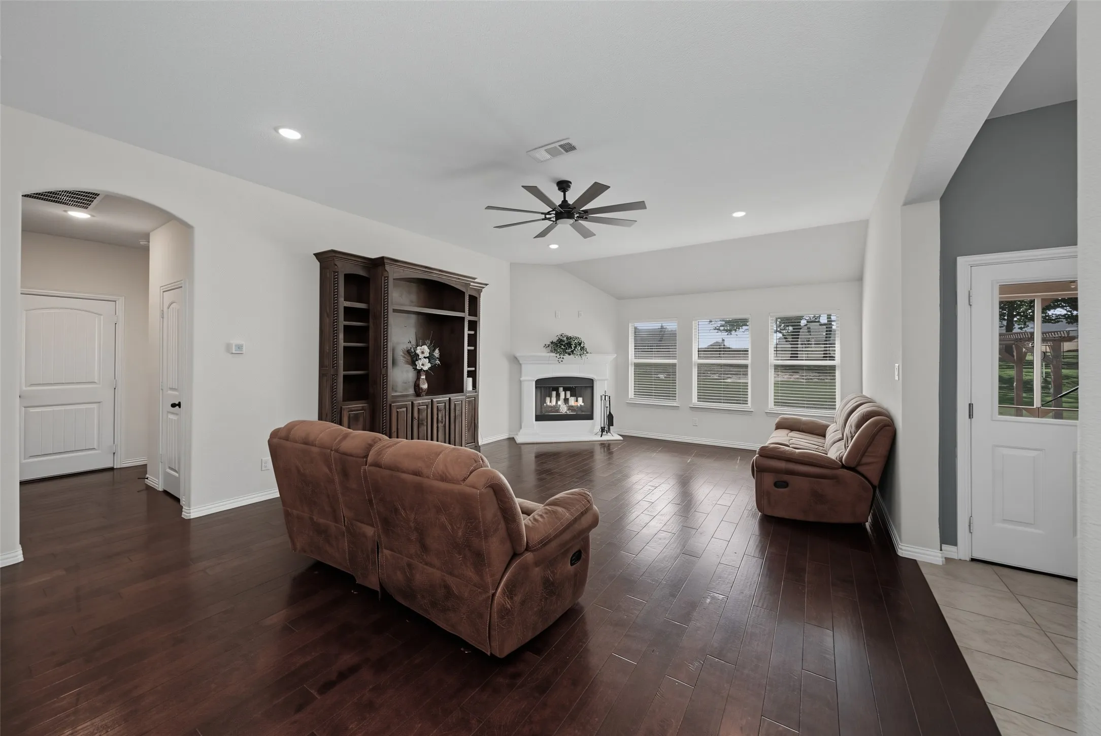 Single Family Residence For Sale in Wise County , 1268 County Road 4797, Springtown, Texas 76082, 4 Bedroom, 2 Bathroom, 2 Garage spaces, 2,139 Sqft, built in 2020, mls#21376194, Real Estate Agent in Springtown, Homes For Sale in Wise county, Homes For Sale in Springtown, Realtor in Springtown Texas, Real Estate Brokerage Independent Realty Texas, Luminita Cordes Realtor