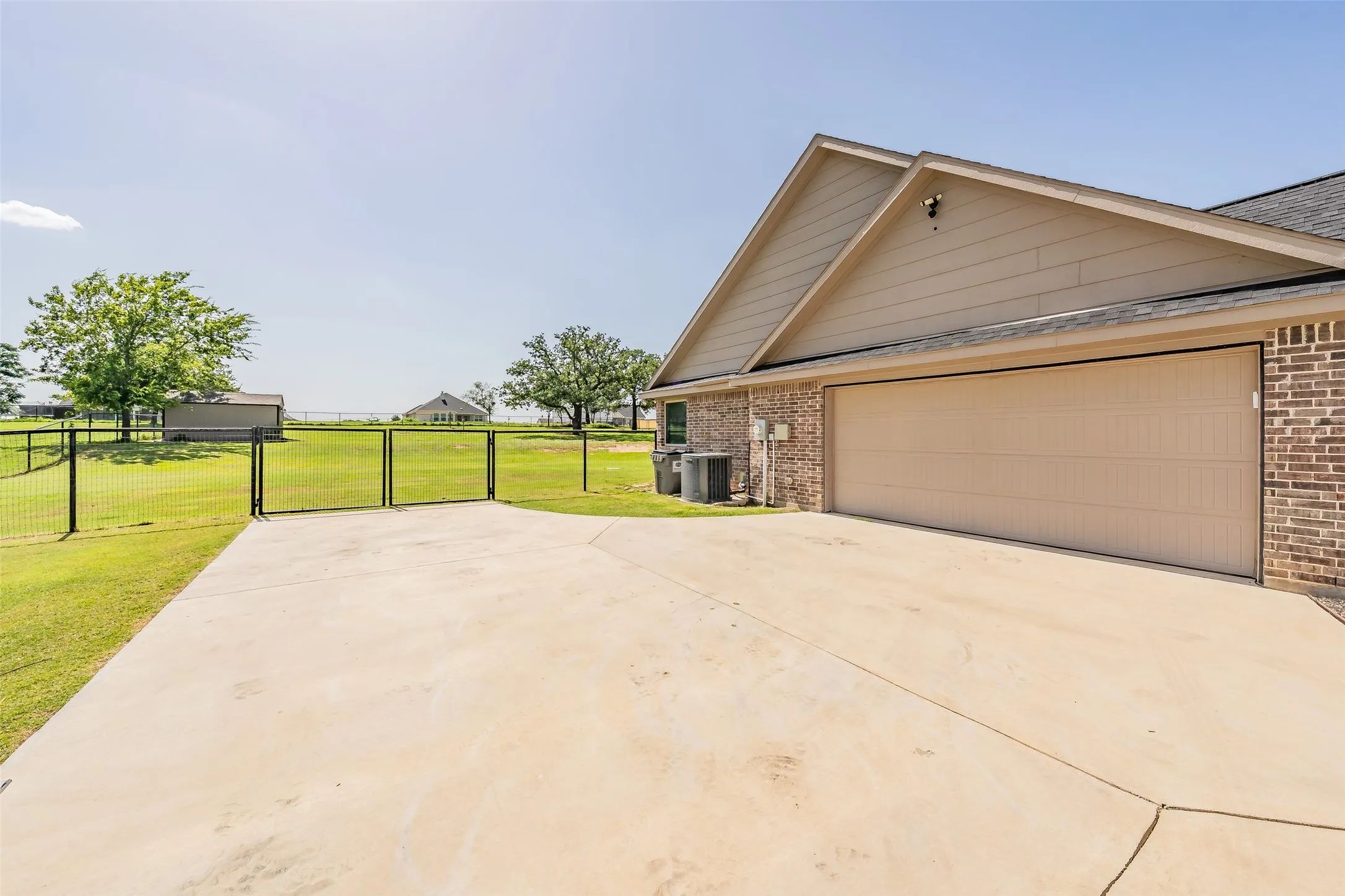Single Family Residence For Sale in Wise County , 1268 County Road 4797, Springtown, Texas 76082, 4 Bedroom, 2 Bathroom, 2 Garage spaces, 2,139 Sqft, built in 2020, mls#21376194, Real Estate Agent in Springtown, Homes For Sale in Wise county, Homes For Sale in Springtown, Realtor in Springtown Texas, Real Estate Brokerage Independent Realty Texas, Luminita Cordes Realtor