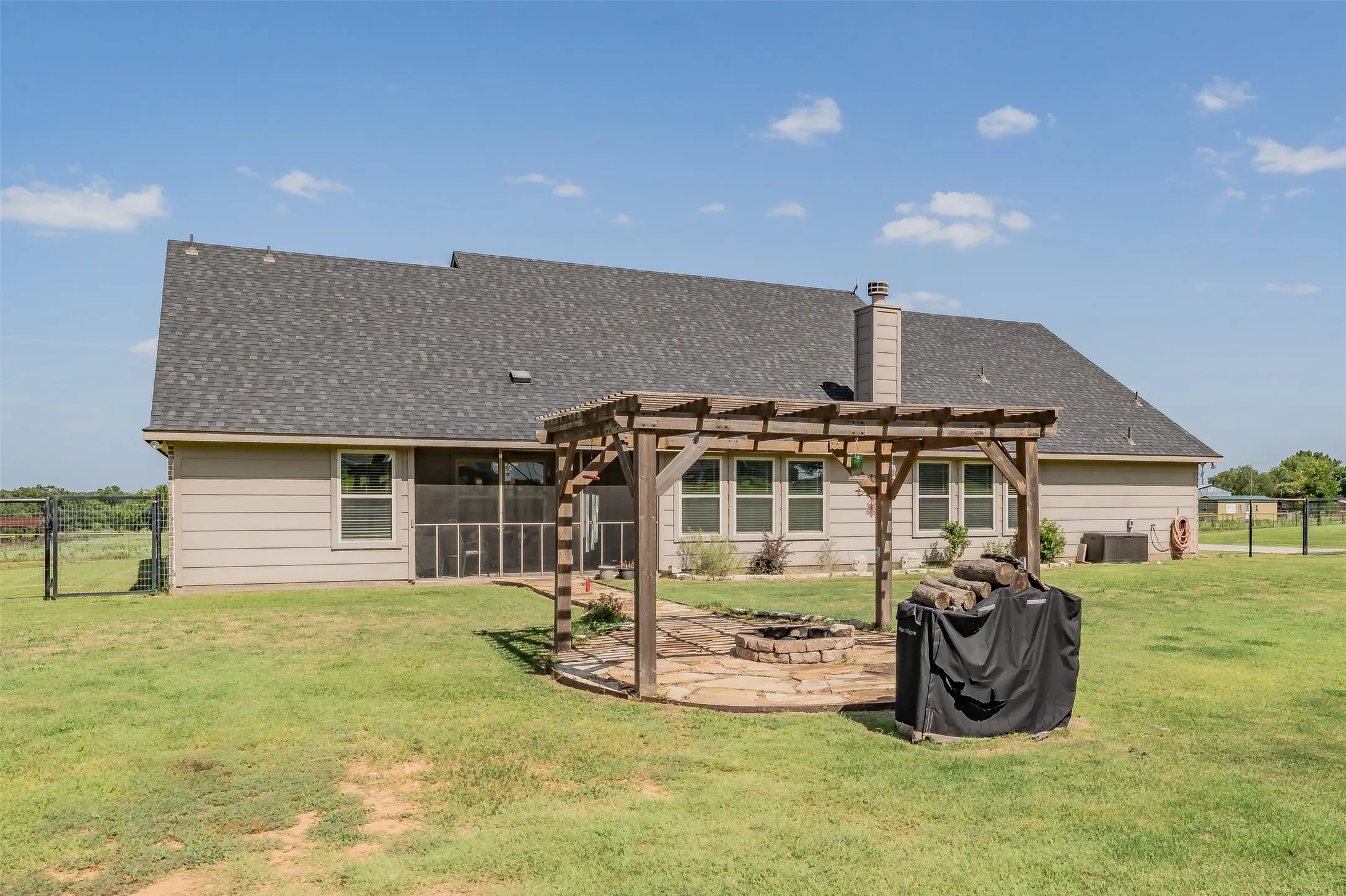Single Family Residence For Sale in Wise County , 1268 County Road 4797, Springtown, Texas 76082, 4 Bedroom, 2 Bathroom, 2 Garage spaces, 2,139 Sqft, built in 2020, mls#21376194, Real Estate Agent in Springtown, Homes For Sale in Wise county, Homes For Sale in Springtown, Realtor in Springtown Texas, Real Estate Brokerage Independent Realty Texas, Luminita Cordes Realtor